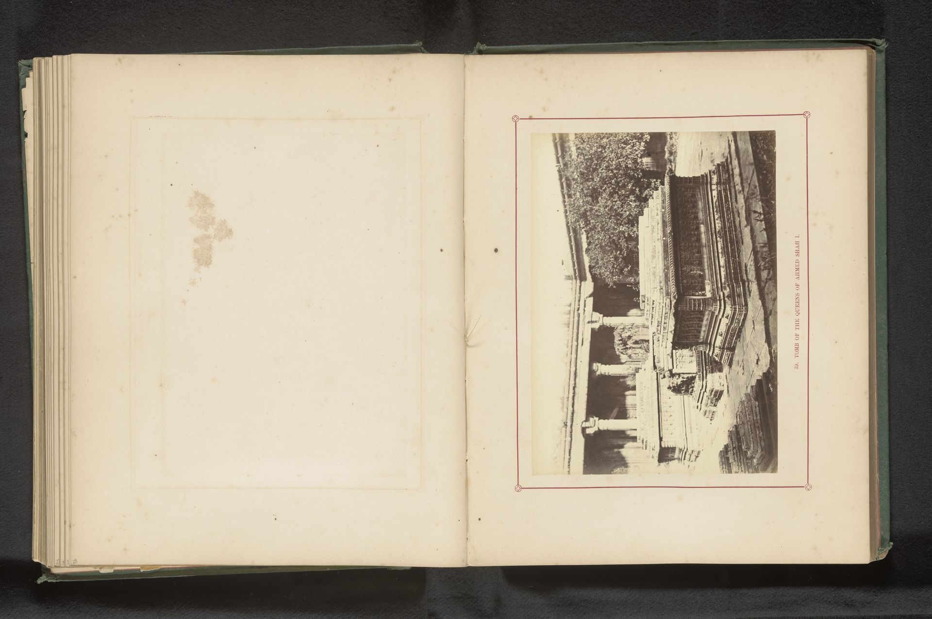 Tombes op Rani no Hajiro in Ahmedabad by Thomas Biggs