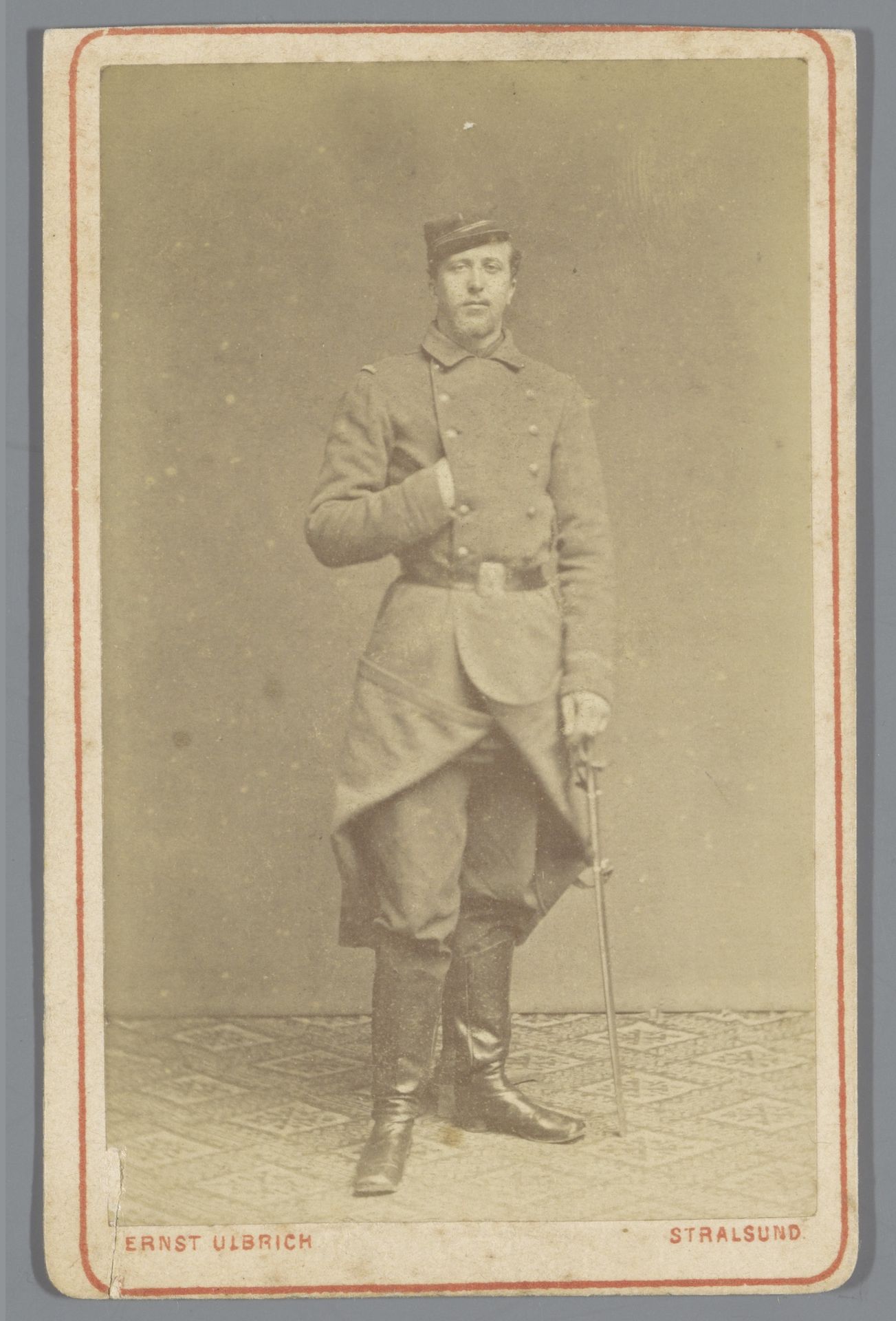 Portret van een onbekende man in uniform by Ernst Ulbrich