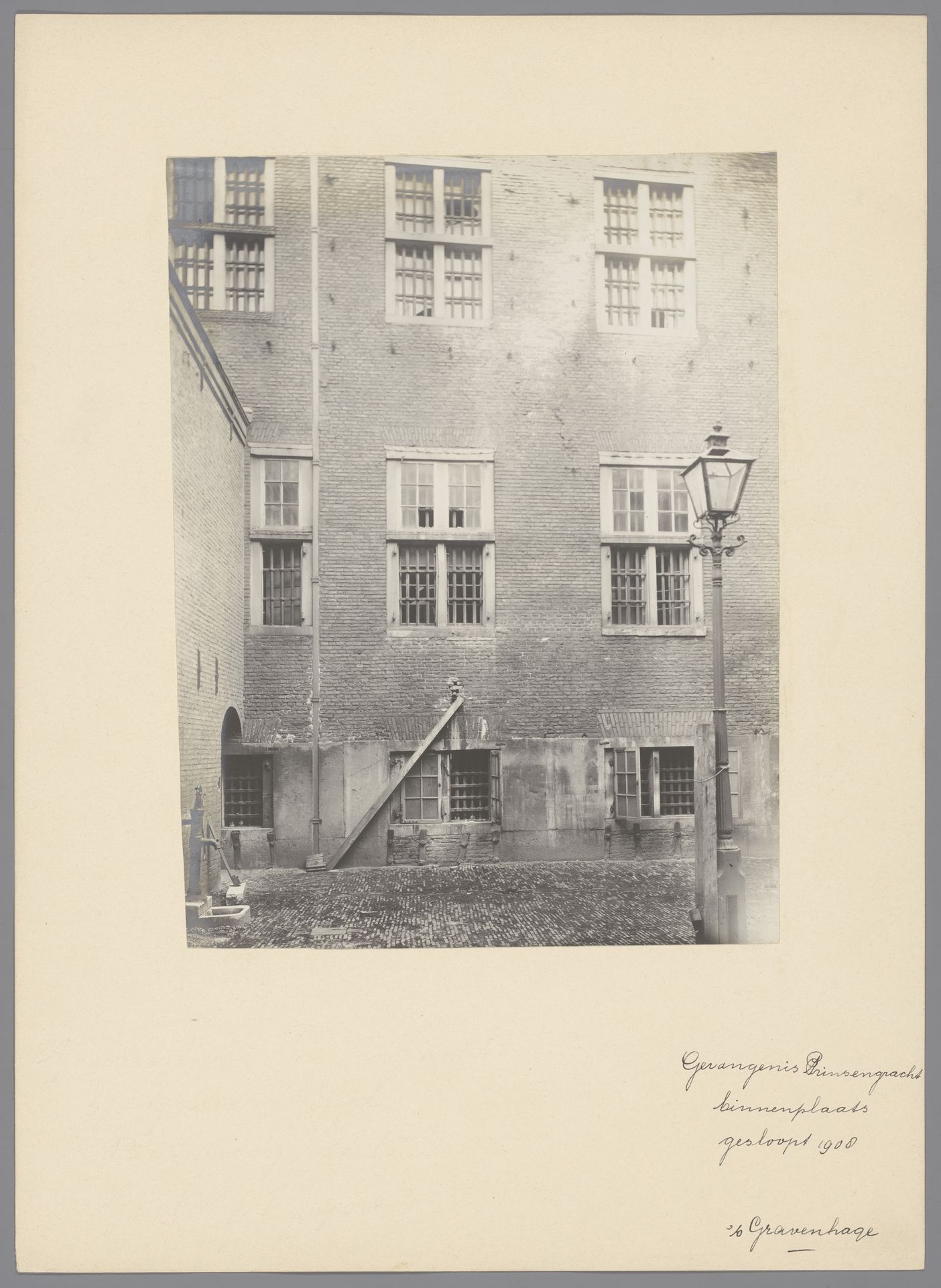 Binnenplaats van de gevangenis op de Prinsegracht te Den Haag by anoniem (Monumentenzorg)