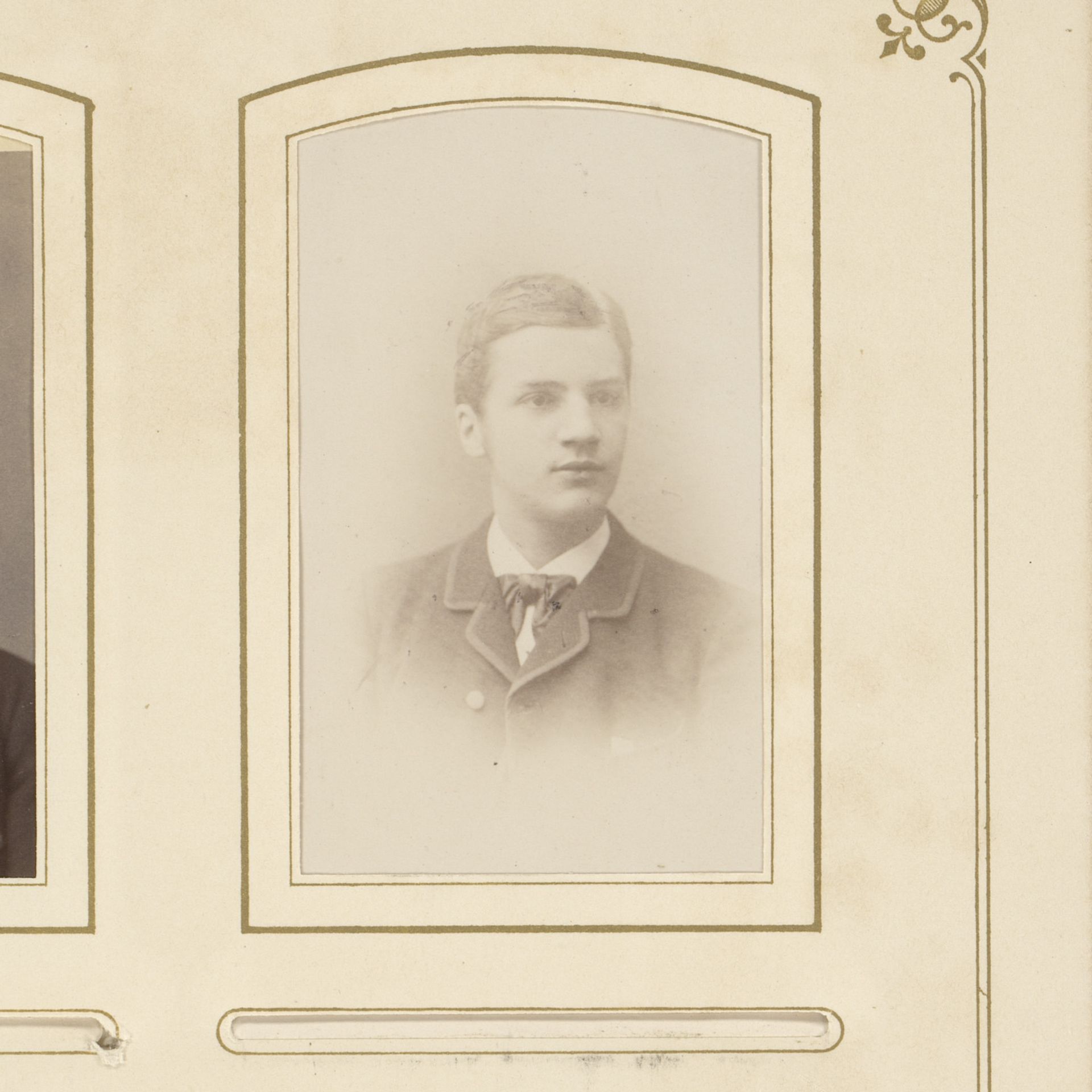 Portret van een jonge man, aangeduid als Oscar Visser by L. Herzog