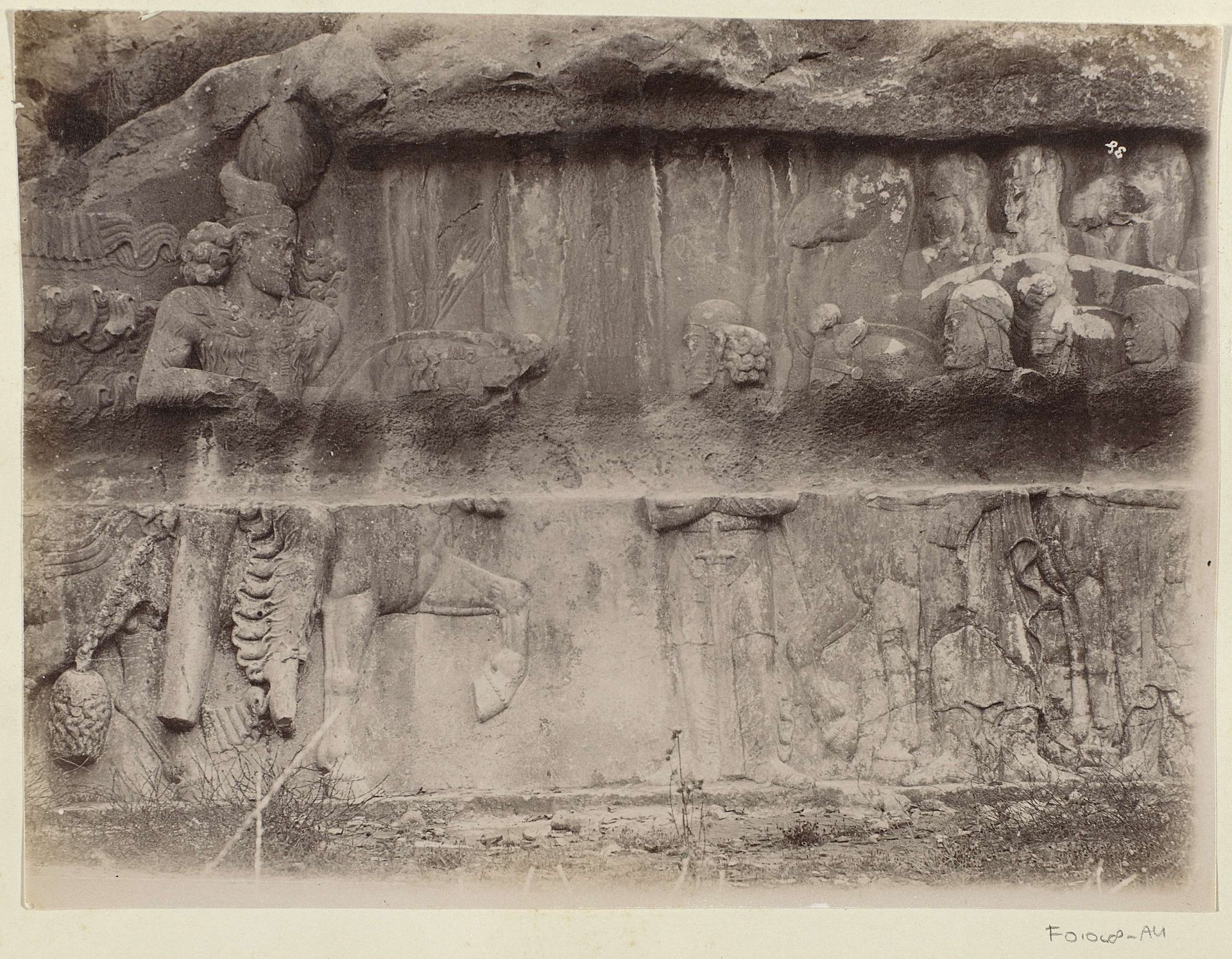 Reliëf IV in Bishapur, voorstellend de Sassanidische koning Bahram II en een Arabisch gezantschap by Antoine Sevruguin
