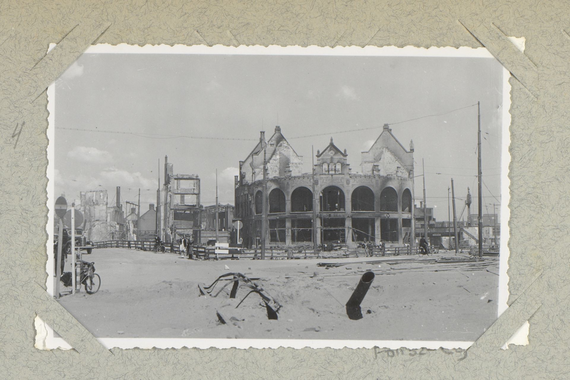 Ruïnes aan het Hofplein te Rotterdam by J. Nolte