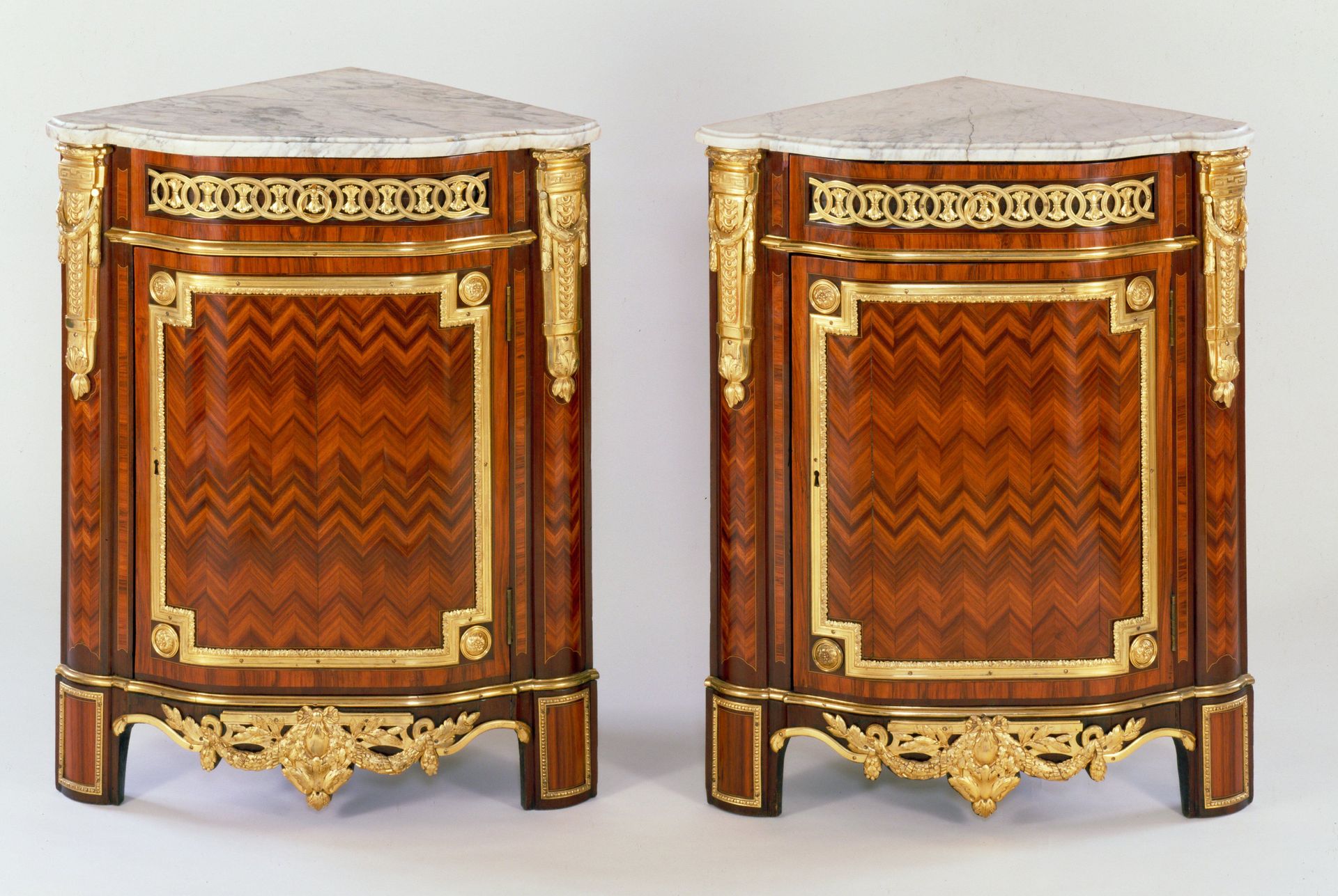 Corner cabinet (Encoignure) by Jean-Chrysotome Stumpff