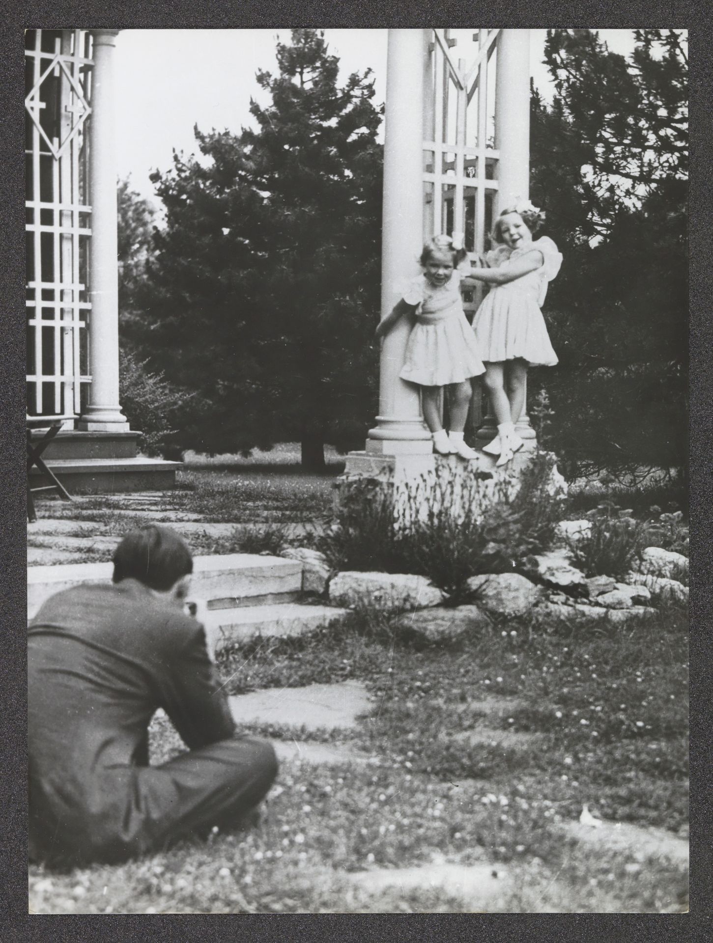 Prins Bernhard fotografeert zijn dochters Beatrix en Irene in Ottawa, Canada by Yousuf Karsh