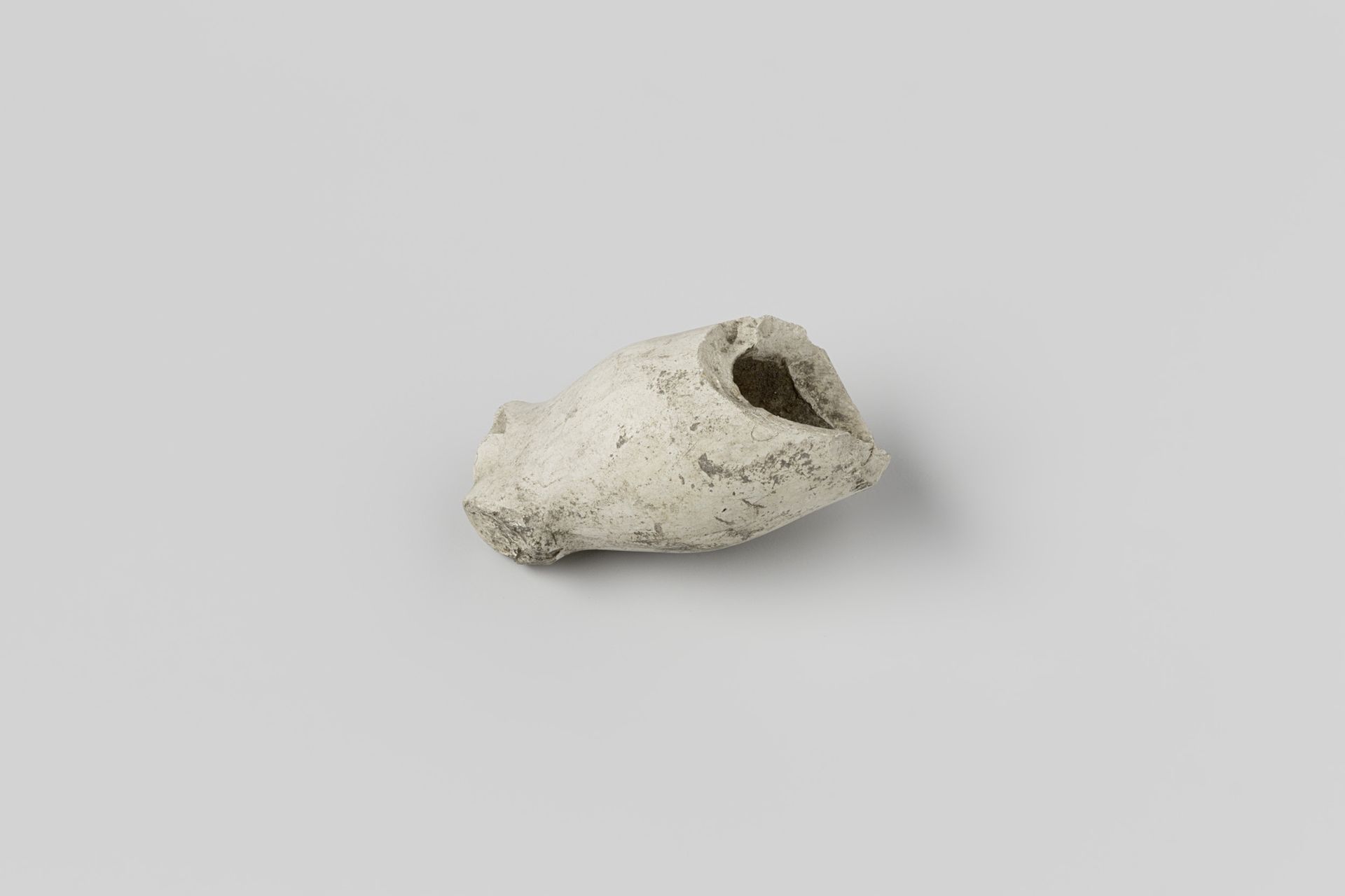 Fragment pijpenkop by Arij Tobiasz. de Seeuw