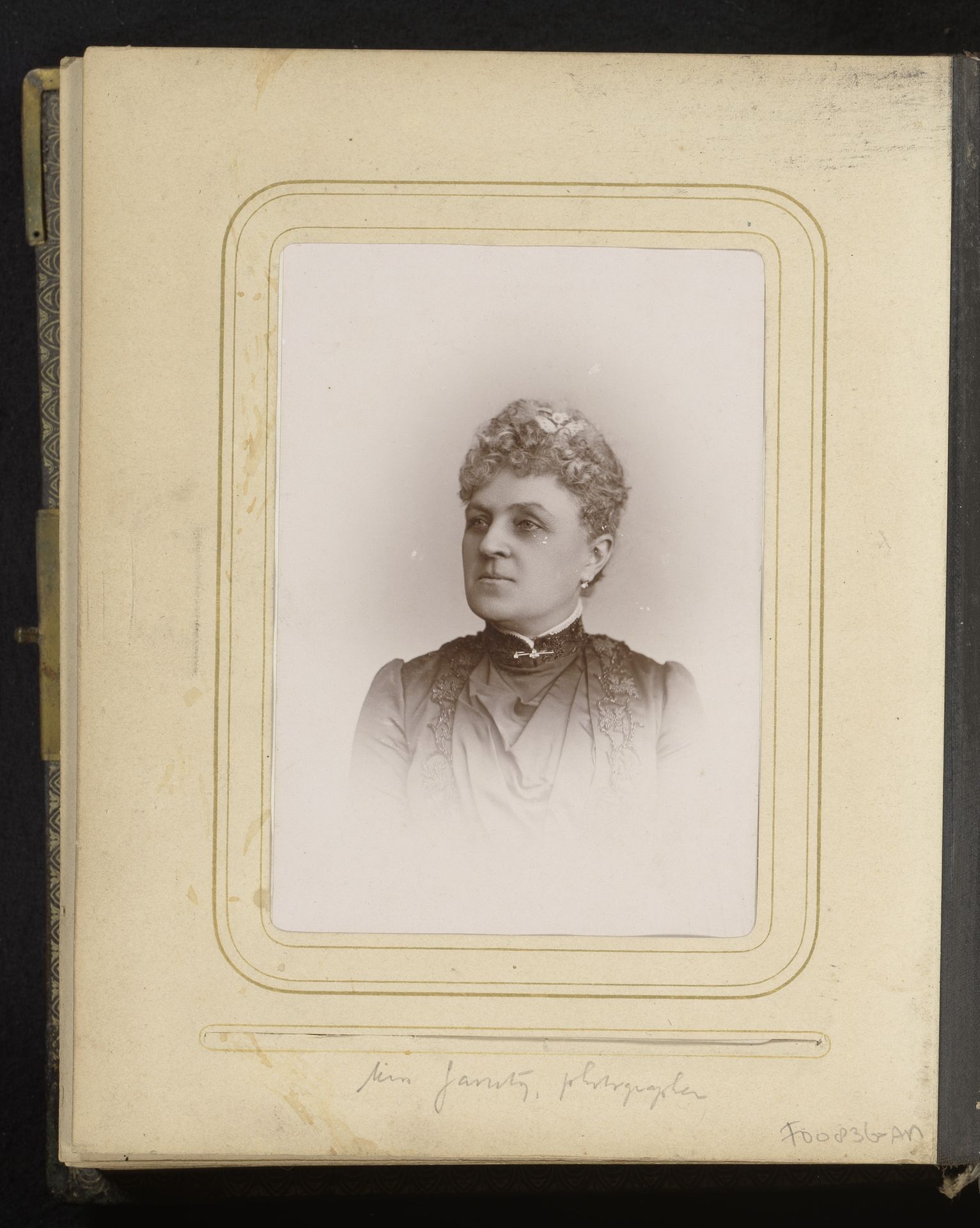 Portret van miss Garrity by Wabash & Jackson
