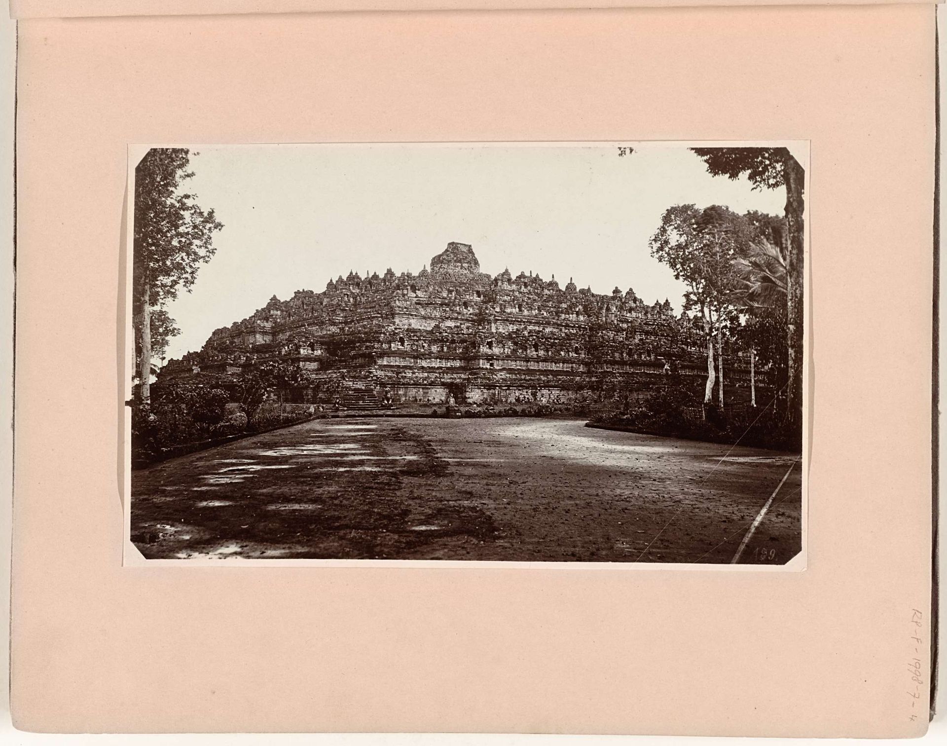 Borobudur, gezien vanuit het zuiden by C. (fotograaf) Dietrich