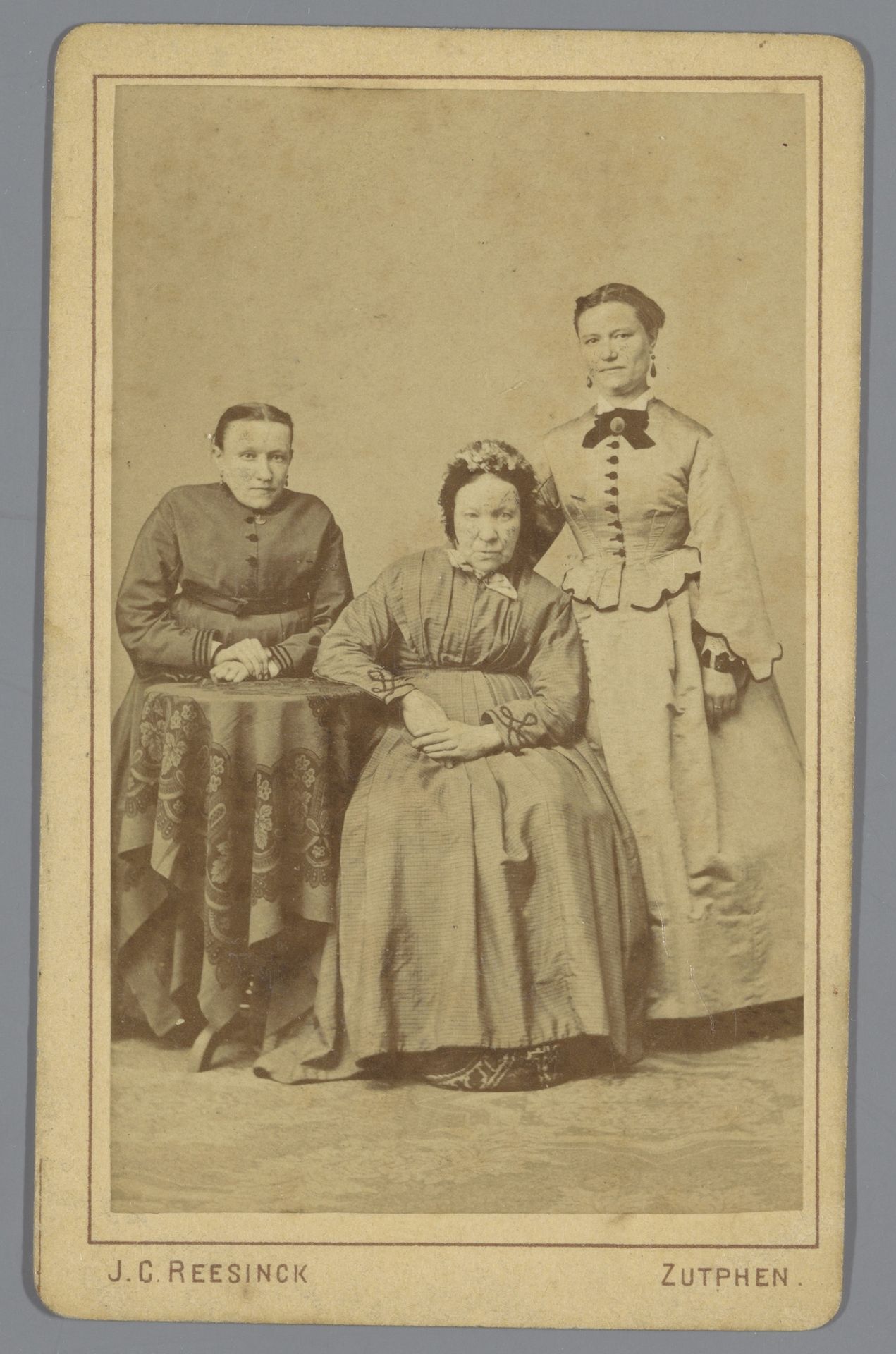 Portret van drie vrouwen van de familie Weg by Johan Christiaan Reesinck