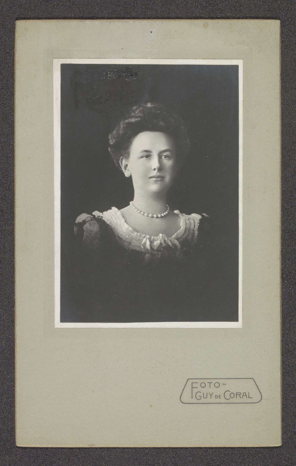 Portret van een jonge Koningin Wilhelmina by Guy de Coral & Co.