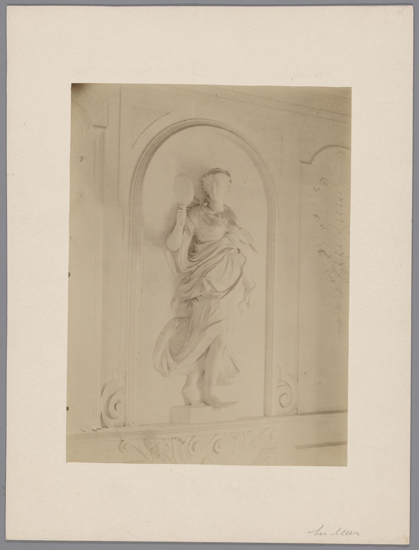 Beeld van een vrouw met een spiegel in het Huis ter Meer te Maarssen by anoniem (Monumentenzorg)