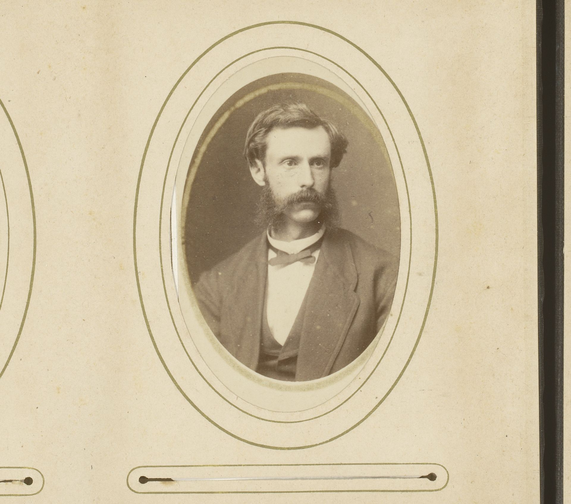 Portret van een man met snor en bakkebaarden by Johannes Baer