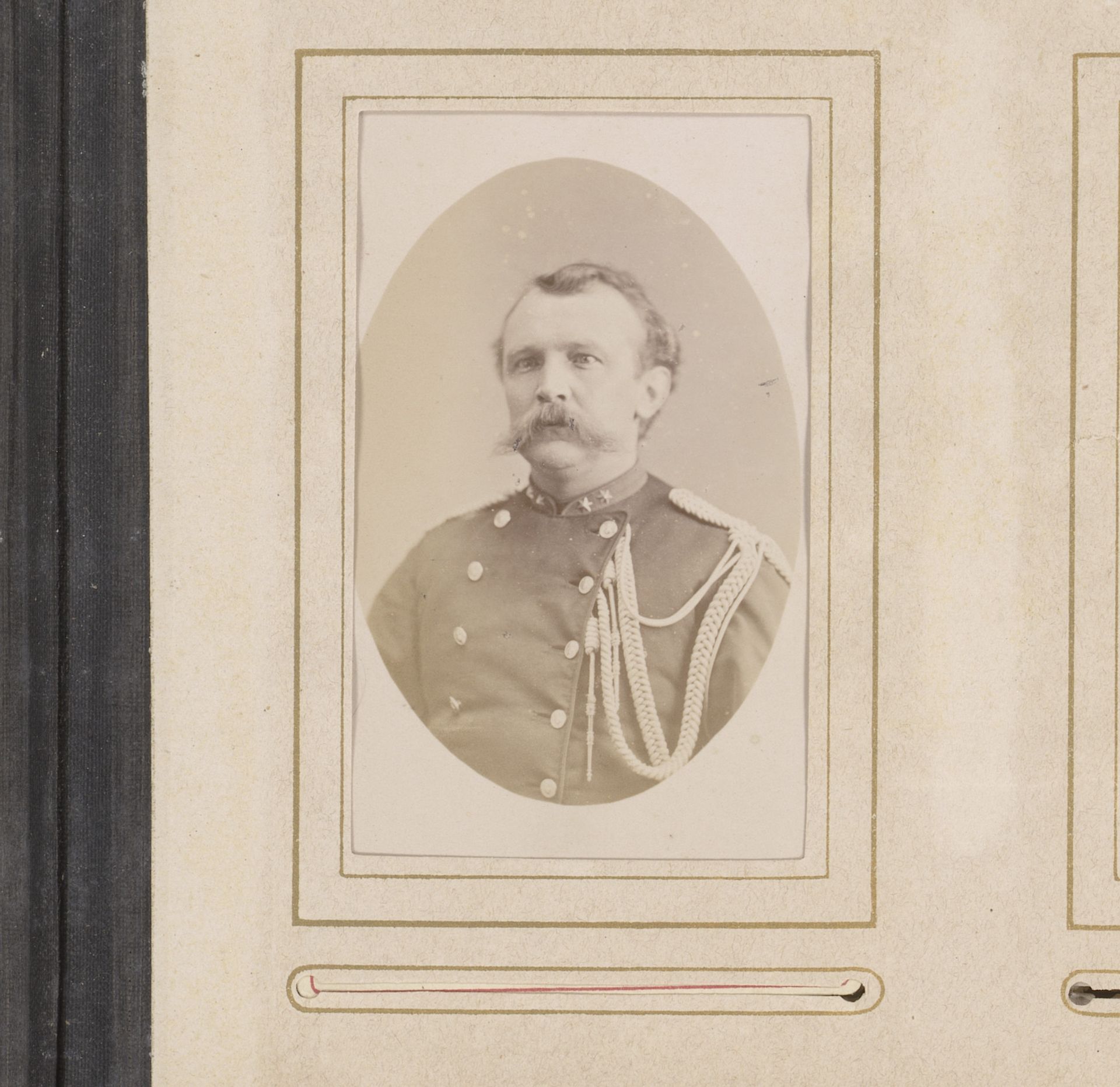 Portret van een man in uniform met snor by Carl Wilhelm Bauer