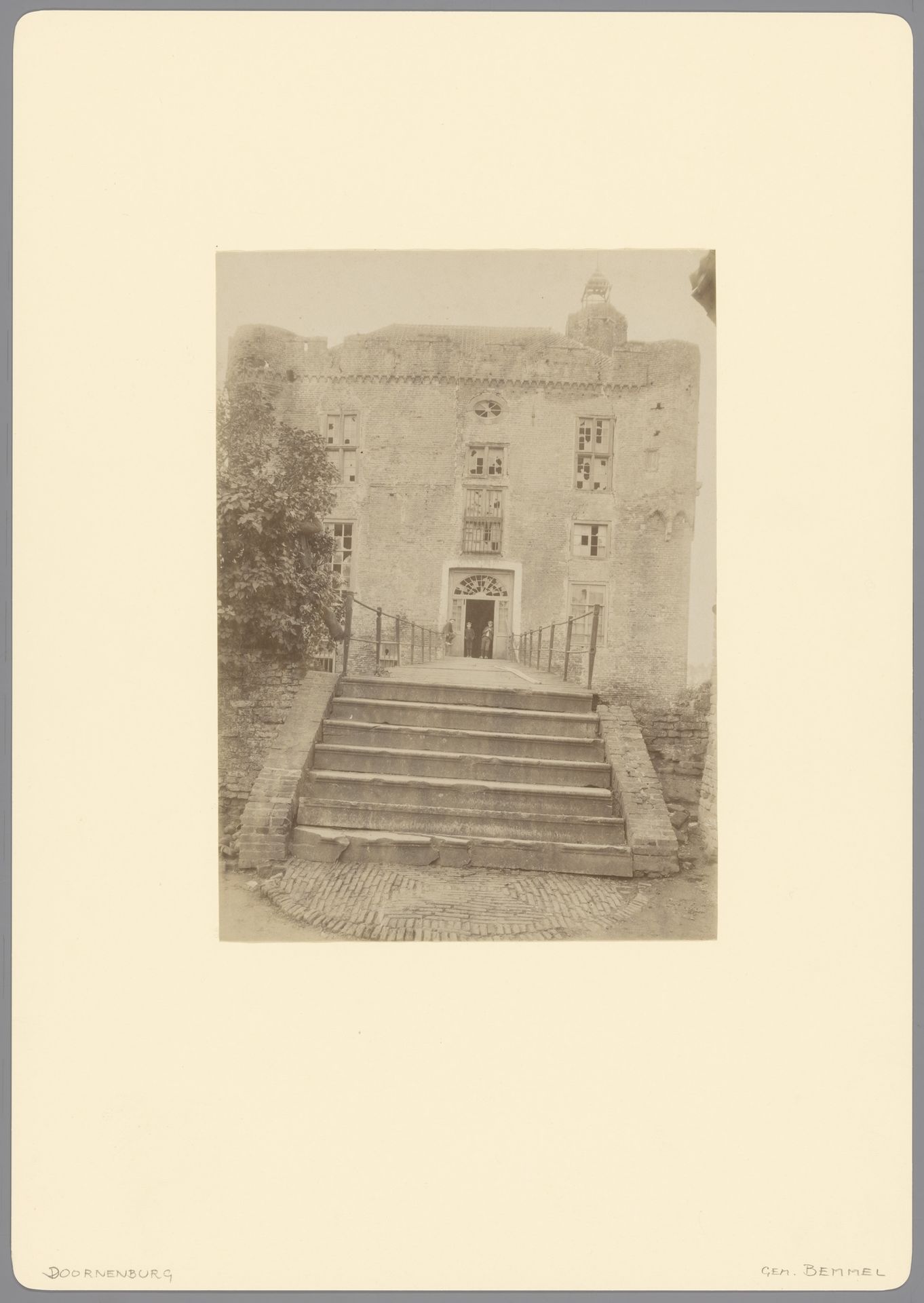 Noordgevel van Kasteel Doornenburg by anoniem (Monumentenzorg)