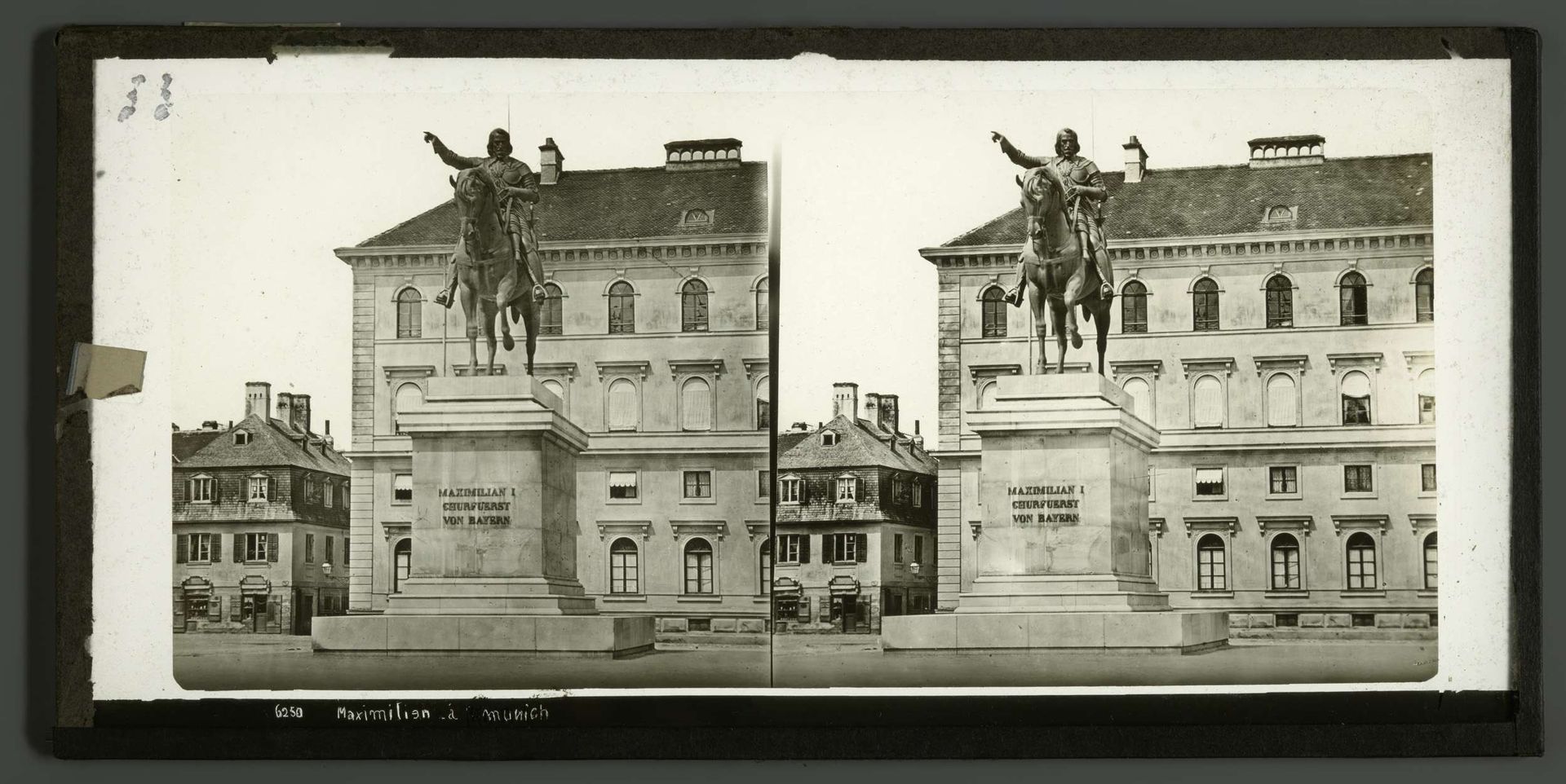 Ruiterstandbeeld van Maximiliaan I van Beieren op het Wittelsbacherplatz in München by Anonymous