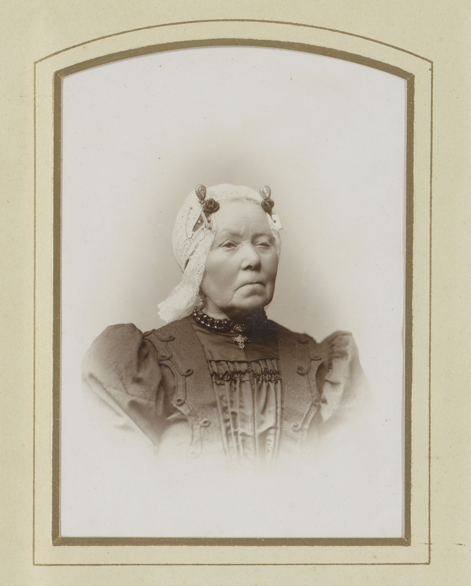 Portret van een vrouw met witte klederdrachtmuts by W.G. Kuijer & Zonen