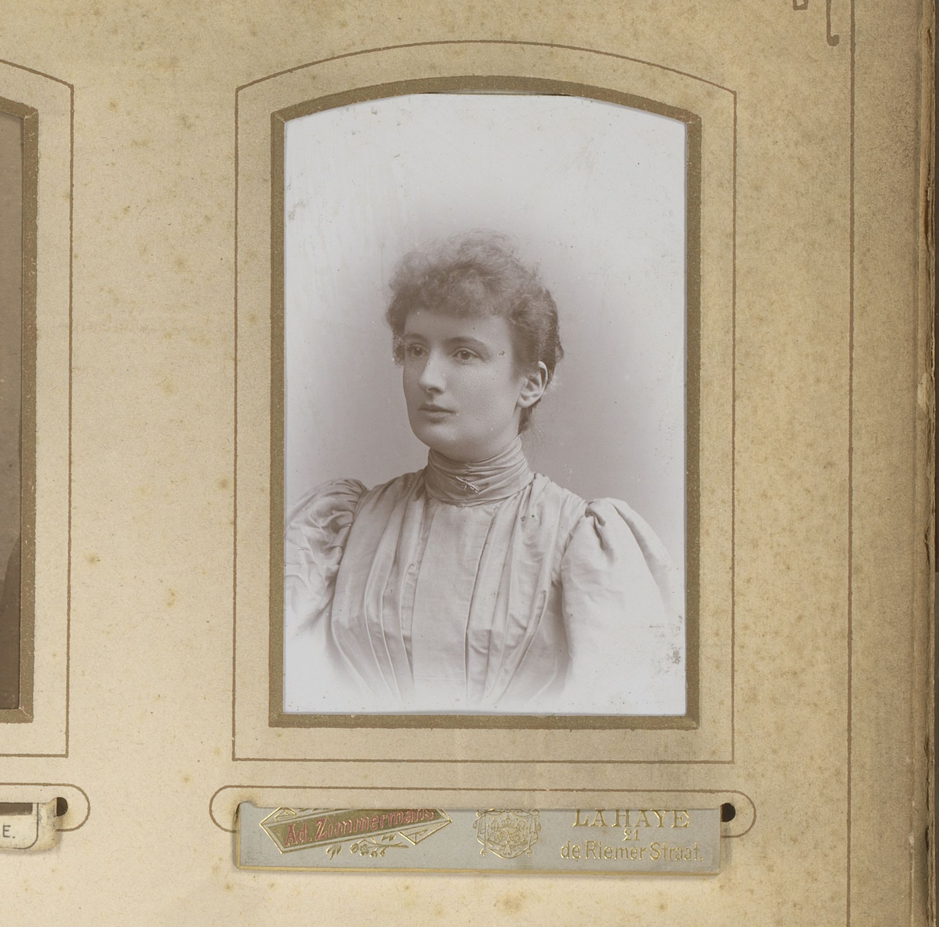 Portret van een jonge vrouw by Adolphe Zimmermans