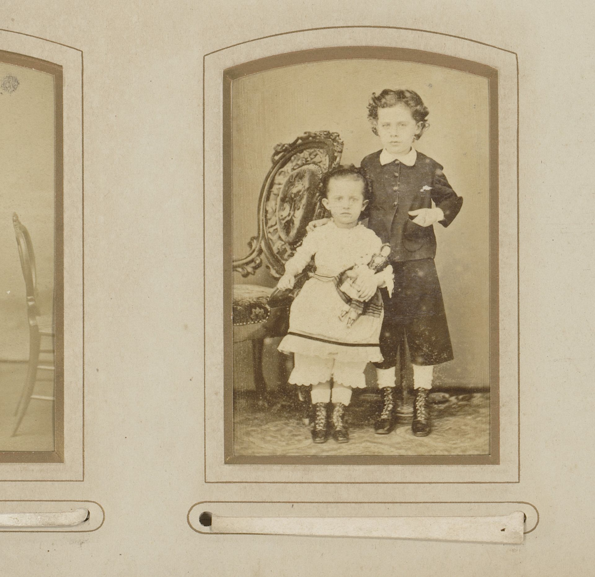 Portret van twee kinderen by J.B. Jasper