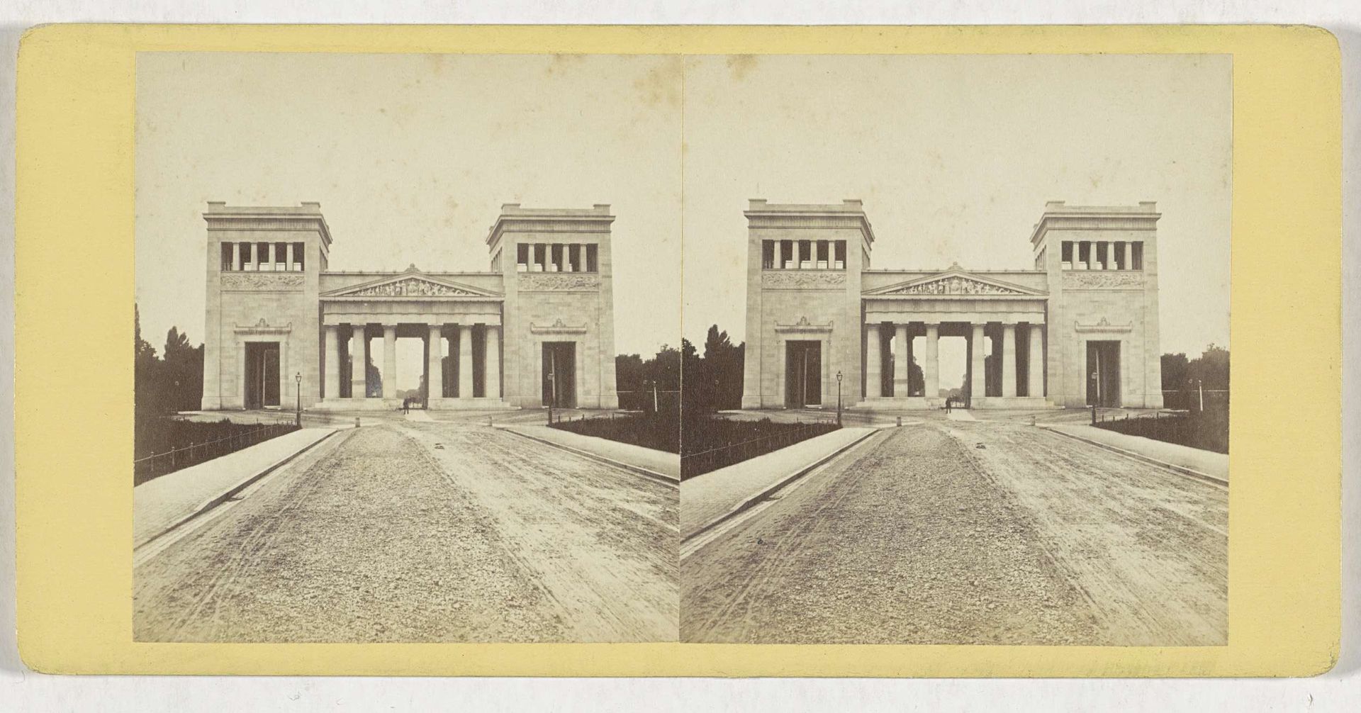 Propyleeënpoort op de Königsplatz, München by Johann Friedrich Stiehm