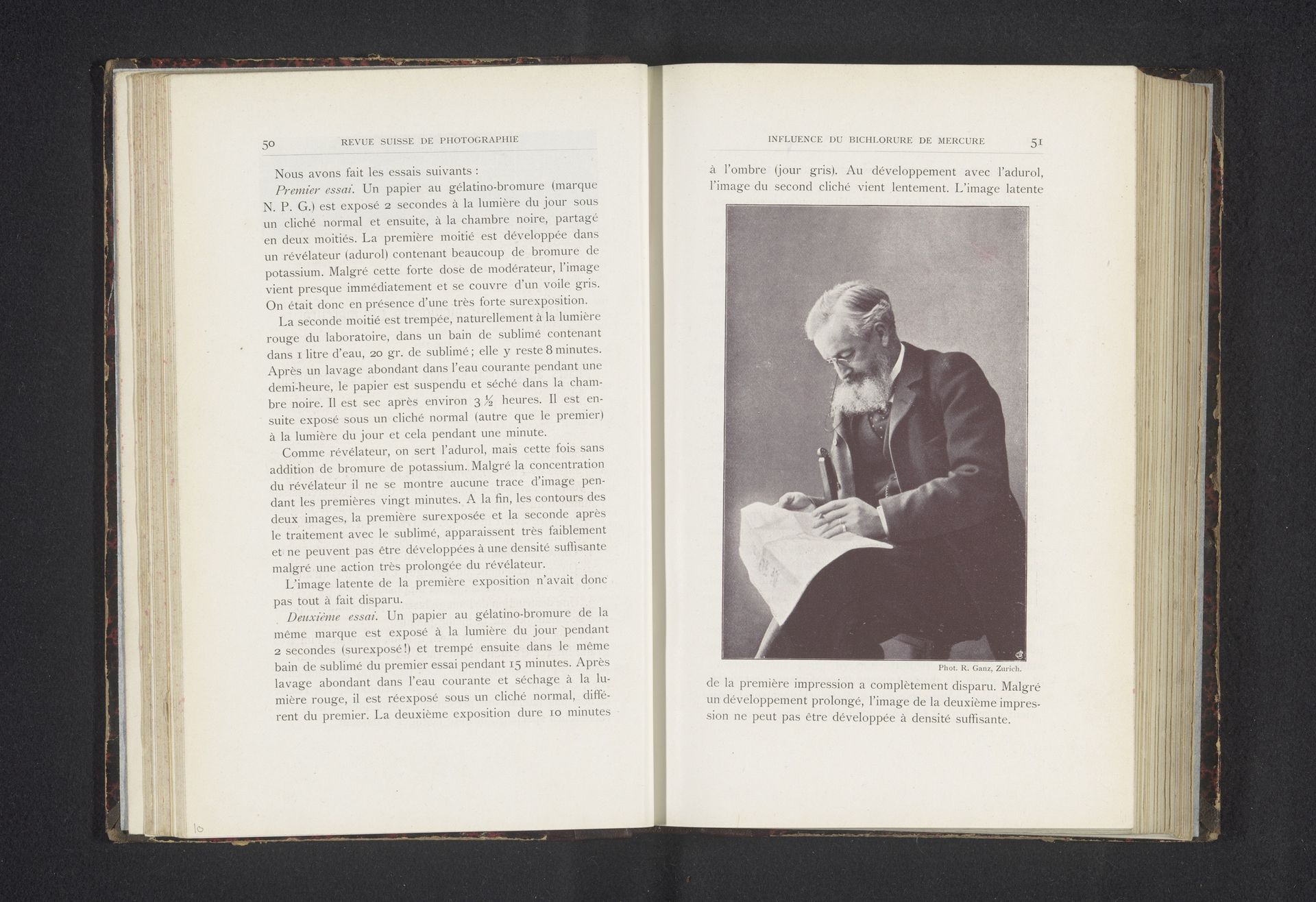 Portret van een onbekende man die de krant leest by Rudolf Ganz
