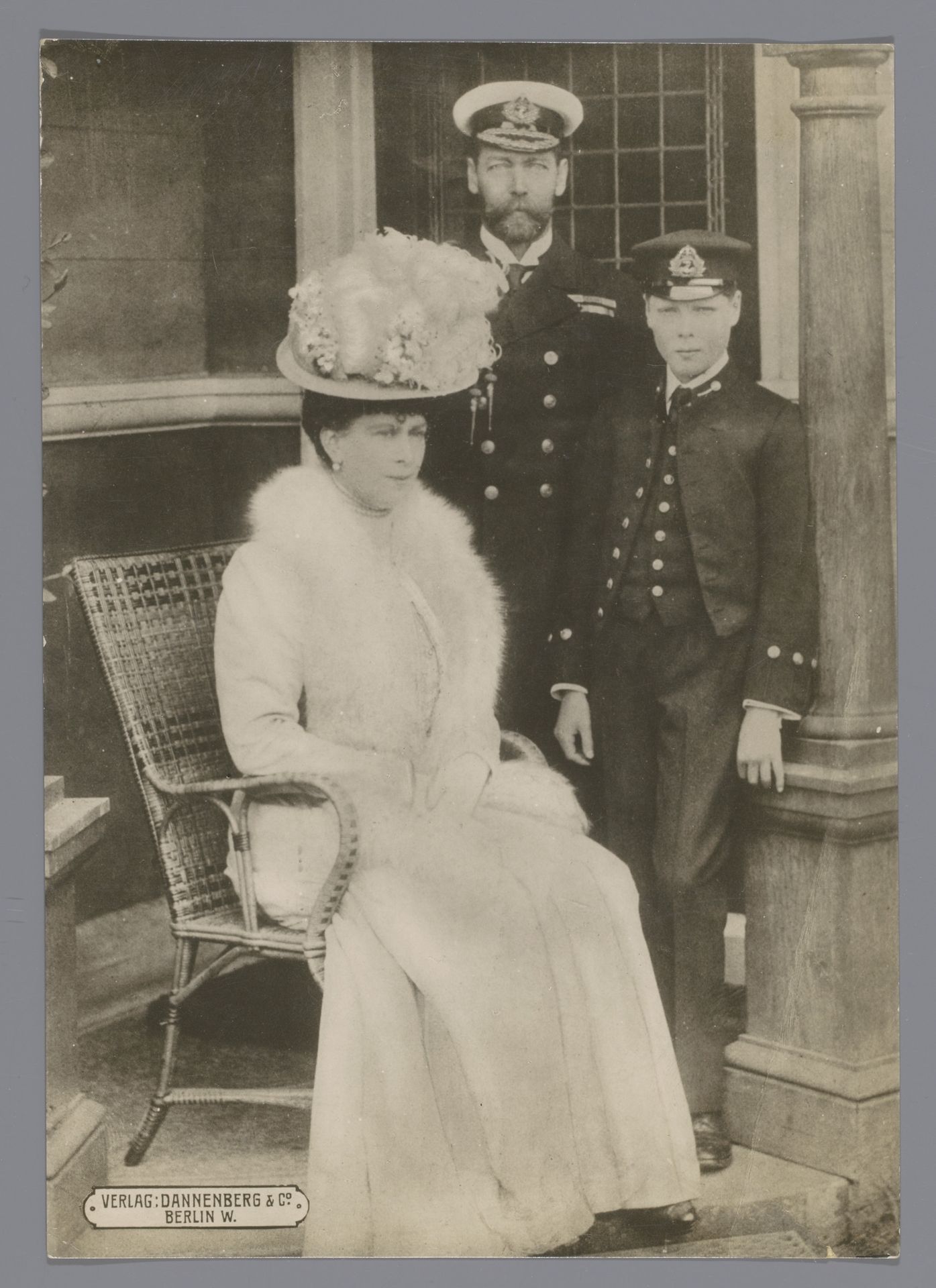 Groepsportret van koning George V, koningin Mary en prins Edward by Anonymous