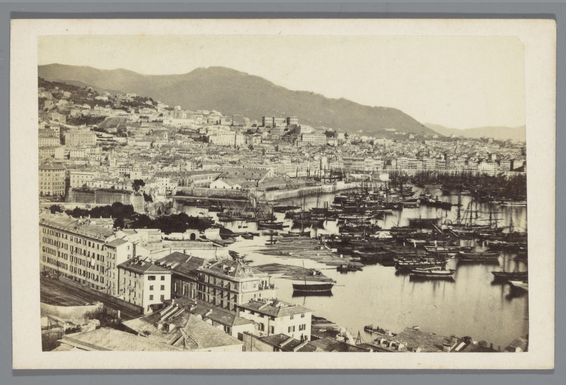 Gezicht op de haven van Genua by C. Hodcend