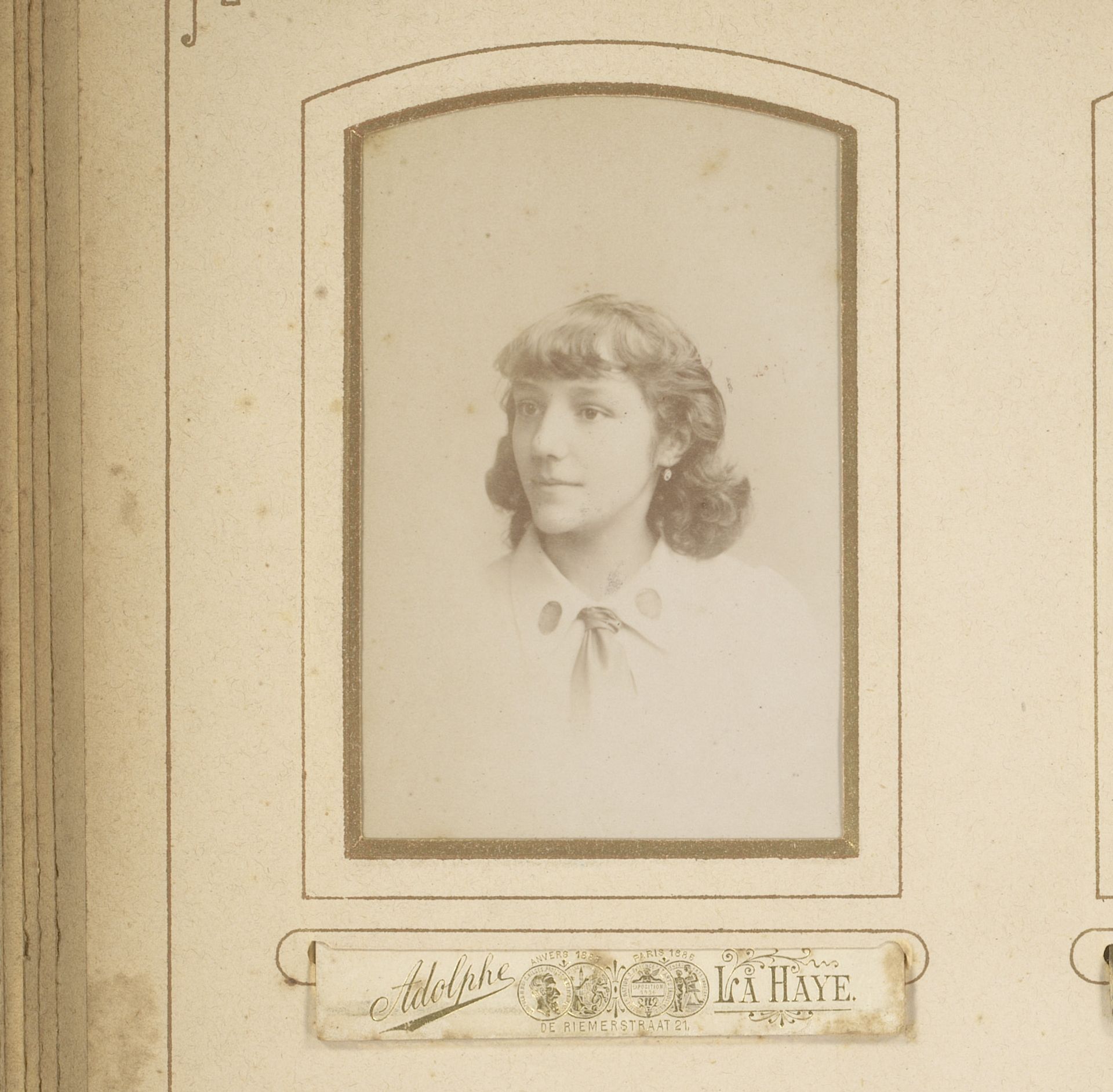 Portret van een jonge vrouw by Adolphe Zimmermans