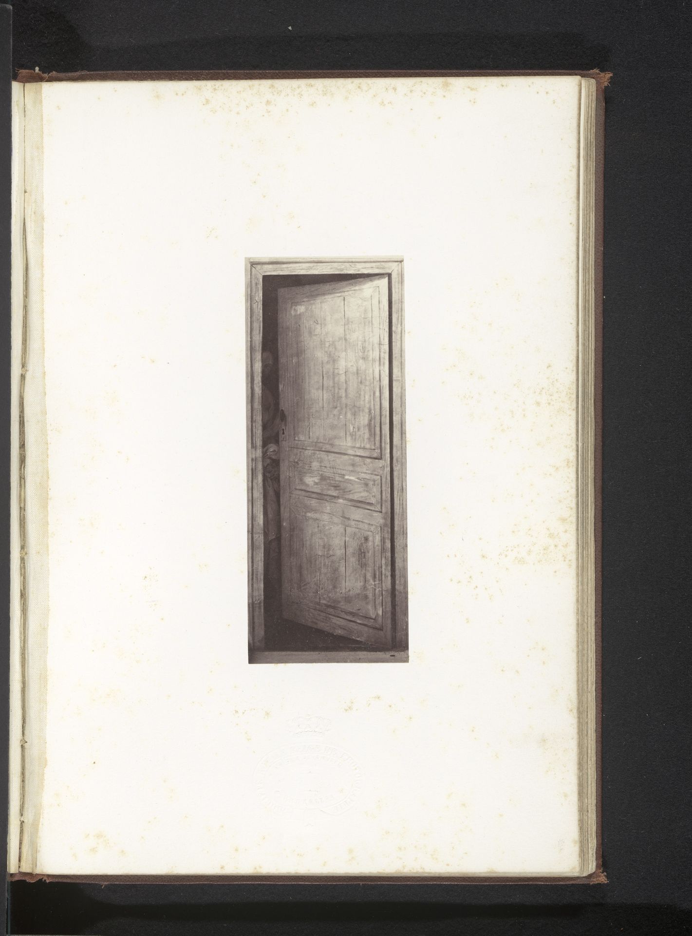 Fotoreproductie van een schilderij van een vrouw die langs een op een kier staande deur kijkt door Antoine Wiertz by Edmond Fierlants
