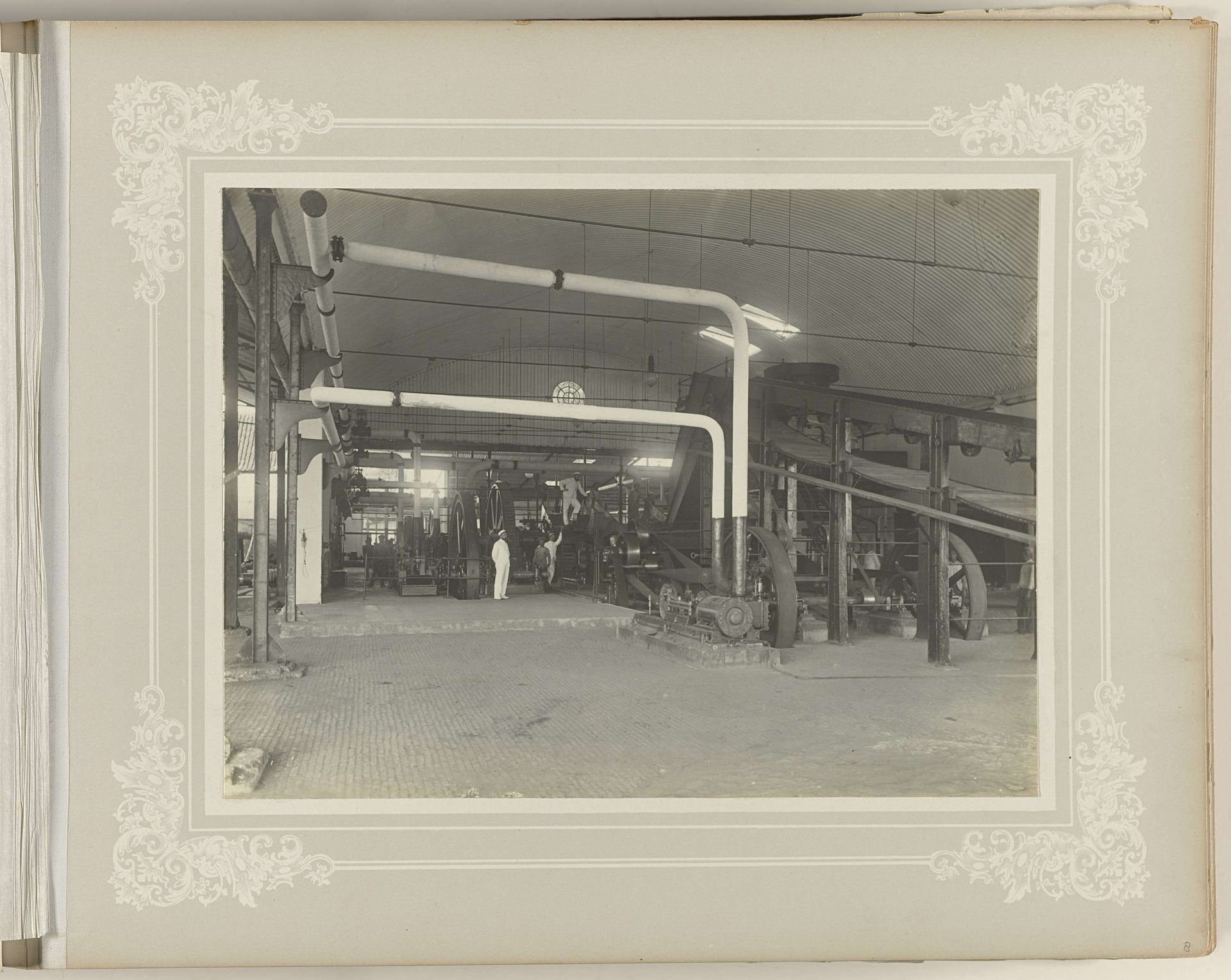 Machinehal in de suikerfabriek by Otto Hisgen