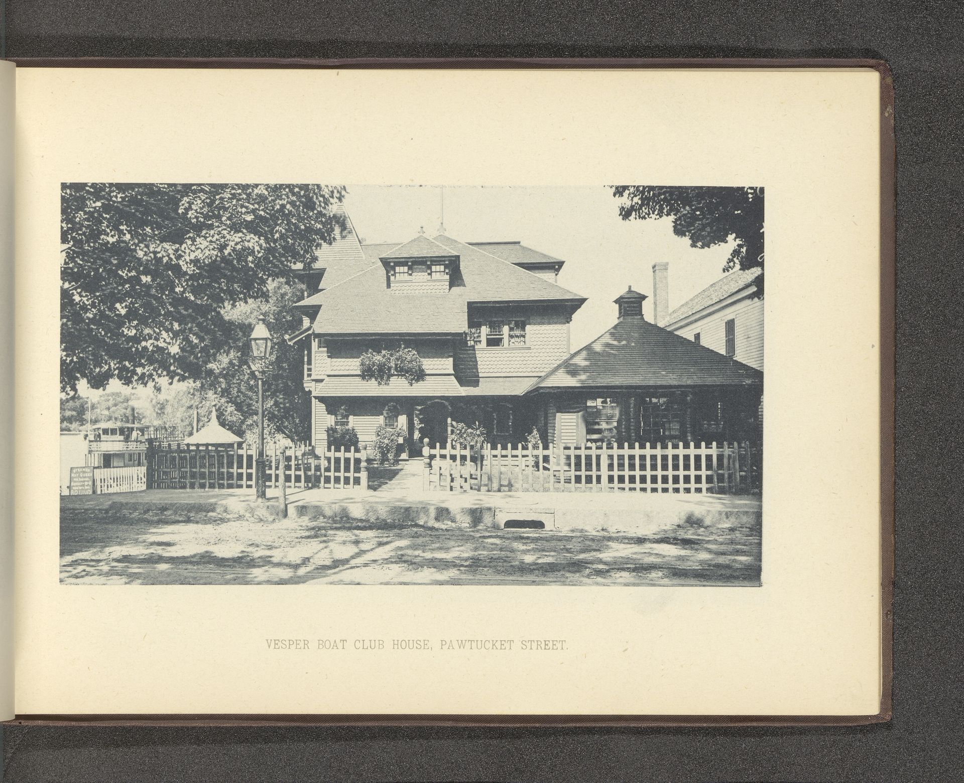 Gezicht de botenclub op Pawtucket street te Lowell by Anonymous
