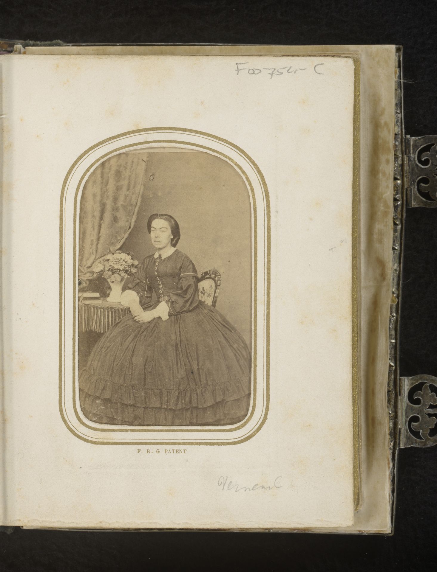 Portret van een zittende vrouw by A. Verneuil