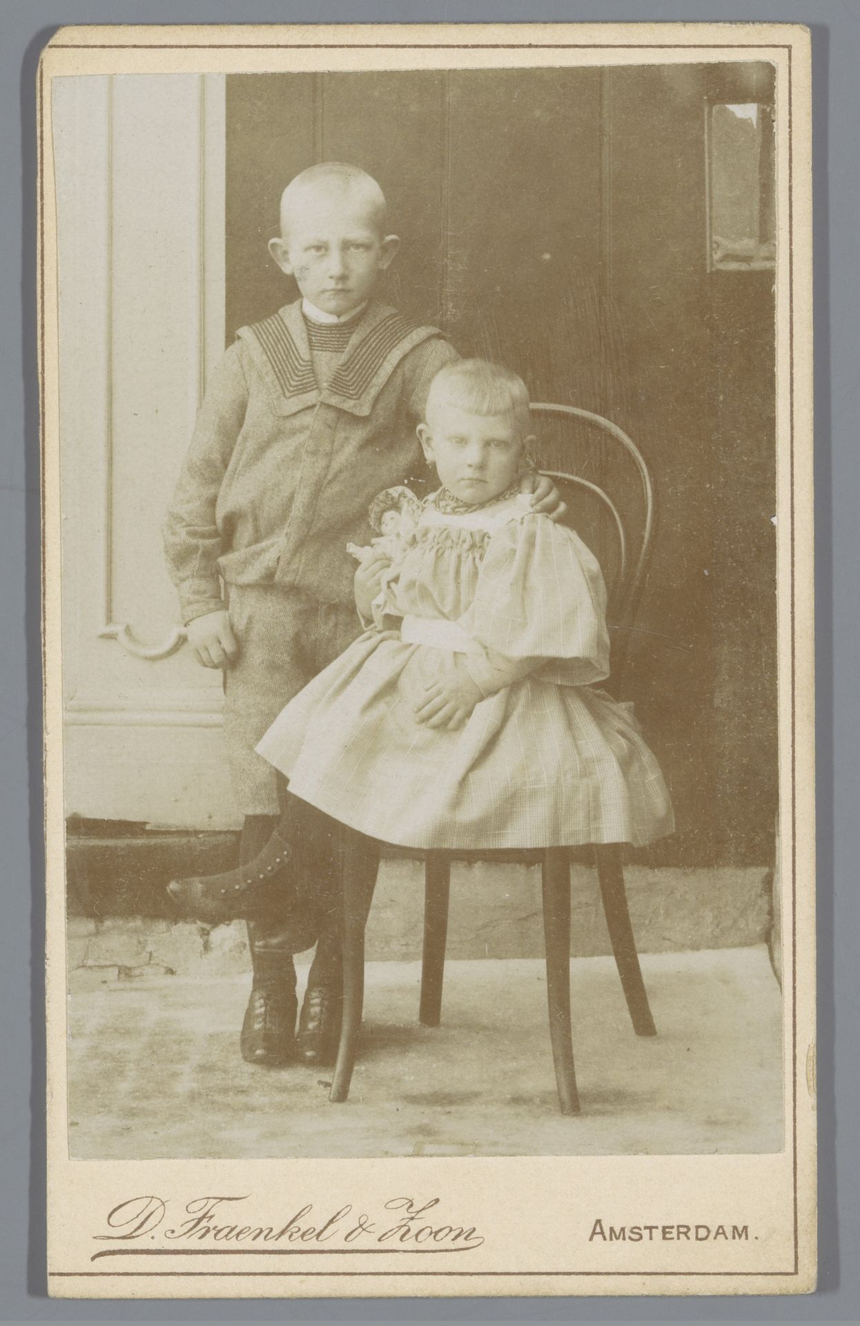 Portret van twee onbekende kinderen, aangeduid als H. en G. Haan by D. Fraenkel & Zoon