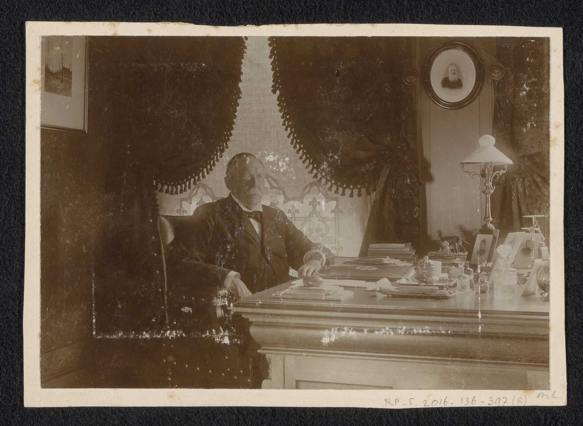 Portret van Mr. Norbert Petrus van den Berg achter zijn bureau in zijn werkkamer op Turfmarkt 3, Amsterdam by Hendrik Herman van den Berg