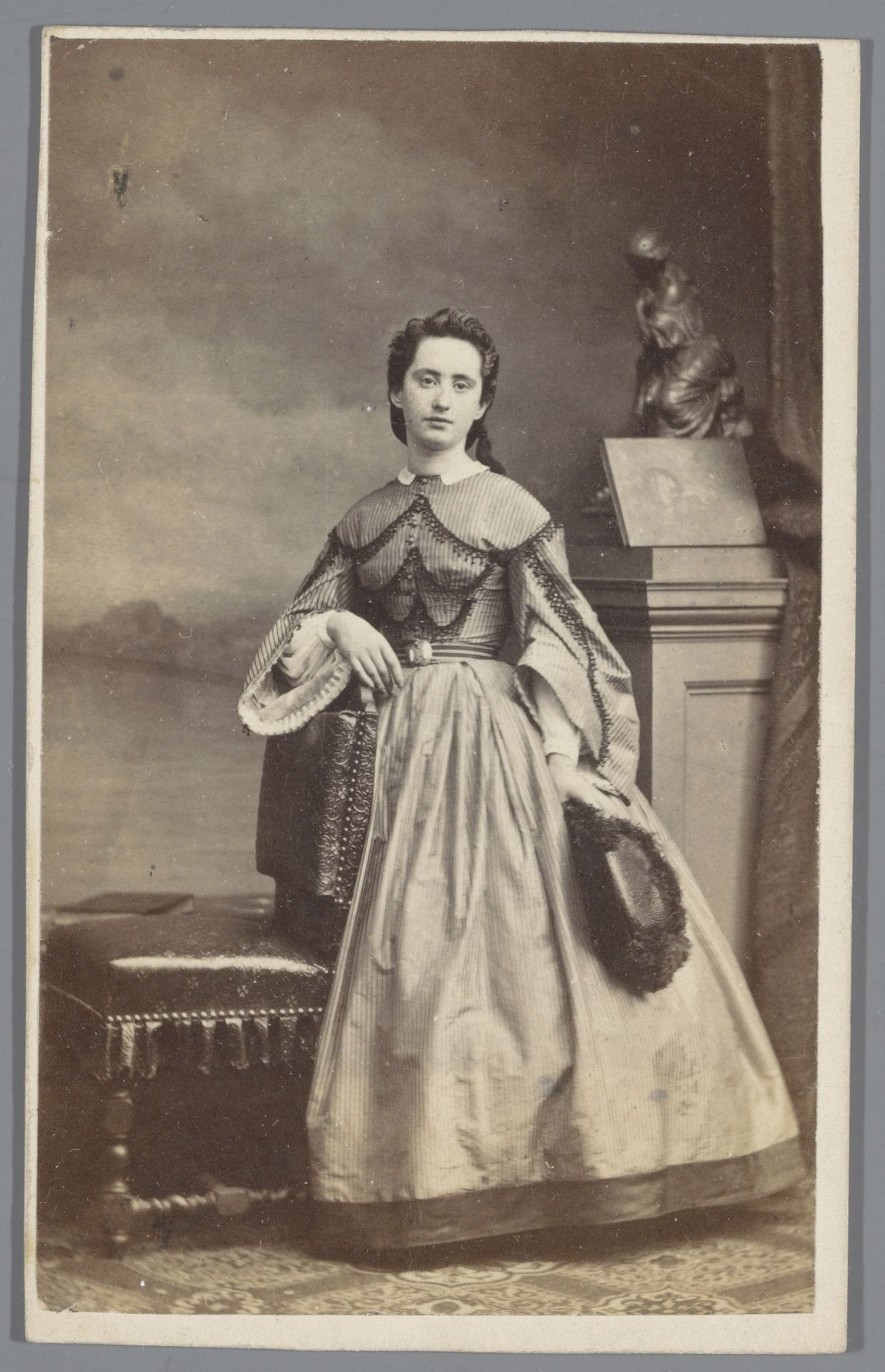 Portret van een onbekende jonge vrouw by Louis Wegner