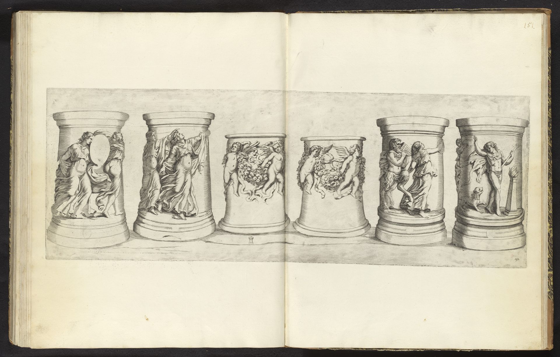 Drie ronde piëdestallen by Gabriel Ladame