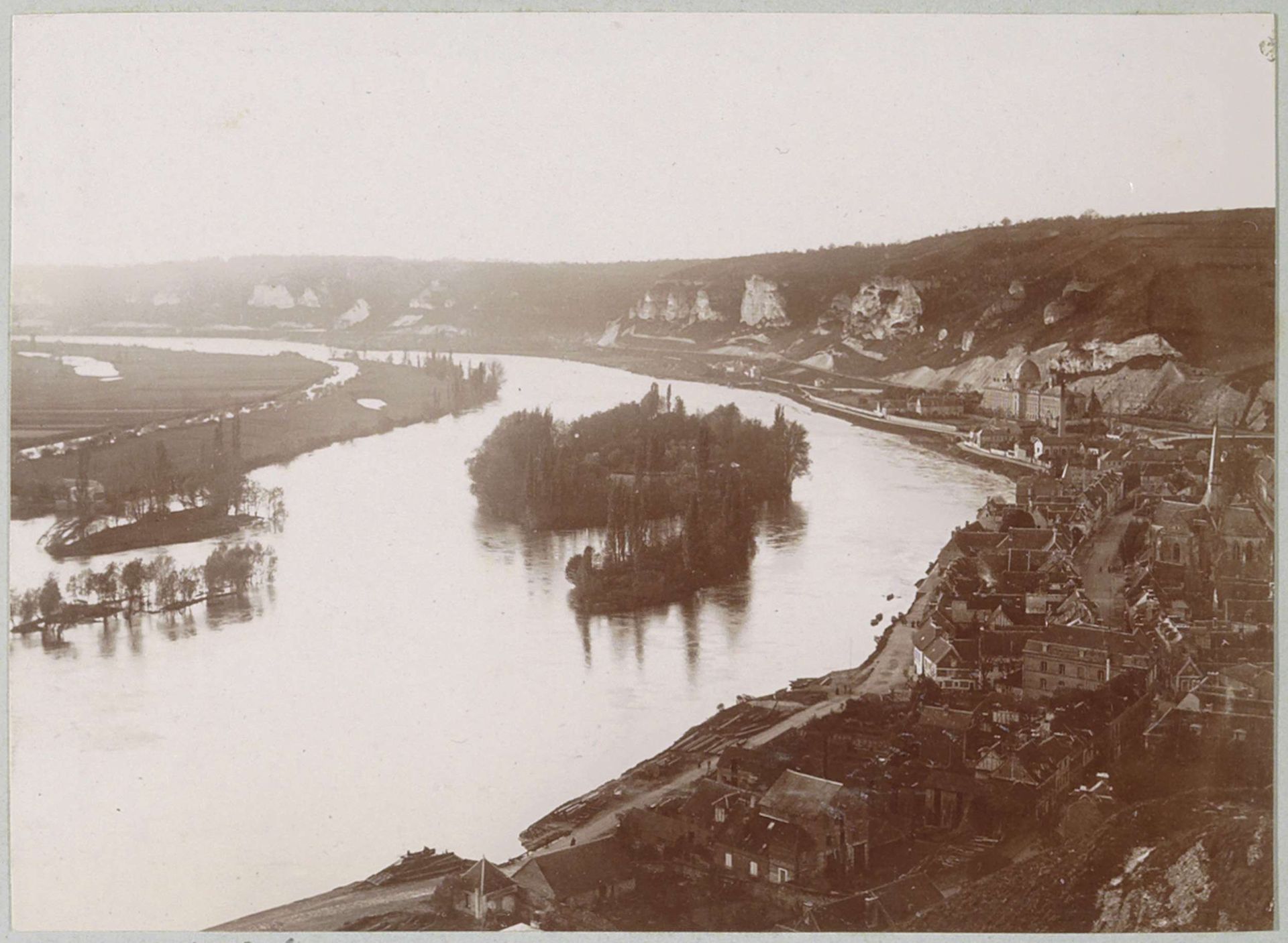 Gezicht op de Seine en een eiland bij Les Andelys by Delizy
