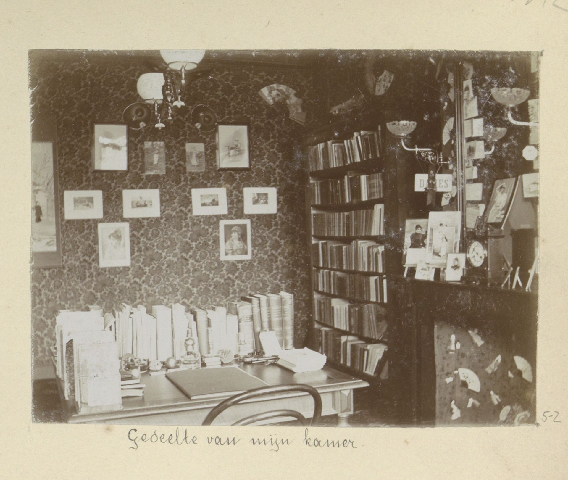 Kamer van Hendrik Herman van den Berg met bureau en boekenkast by Hendrik Herman van den Berg