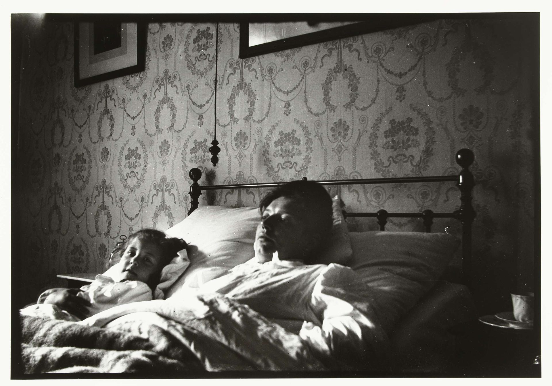 Marie Breitner en een meisje bij het ontwaken in bed by George Hendrik Breitner