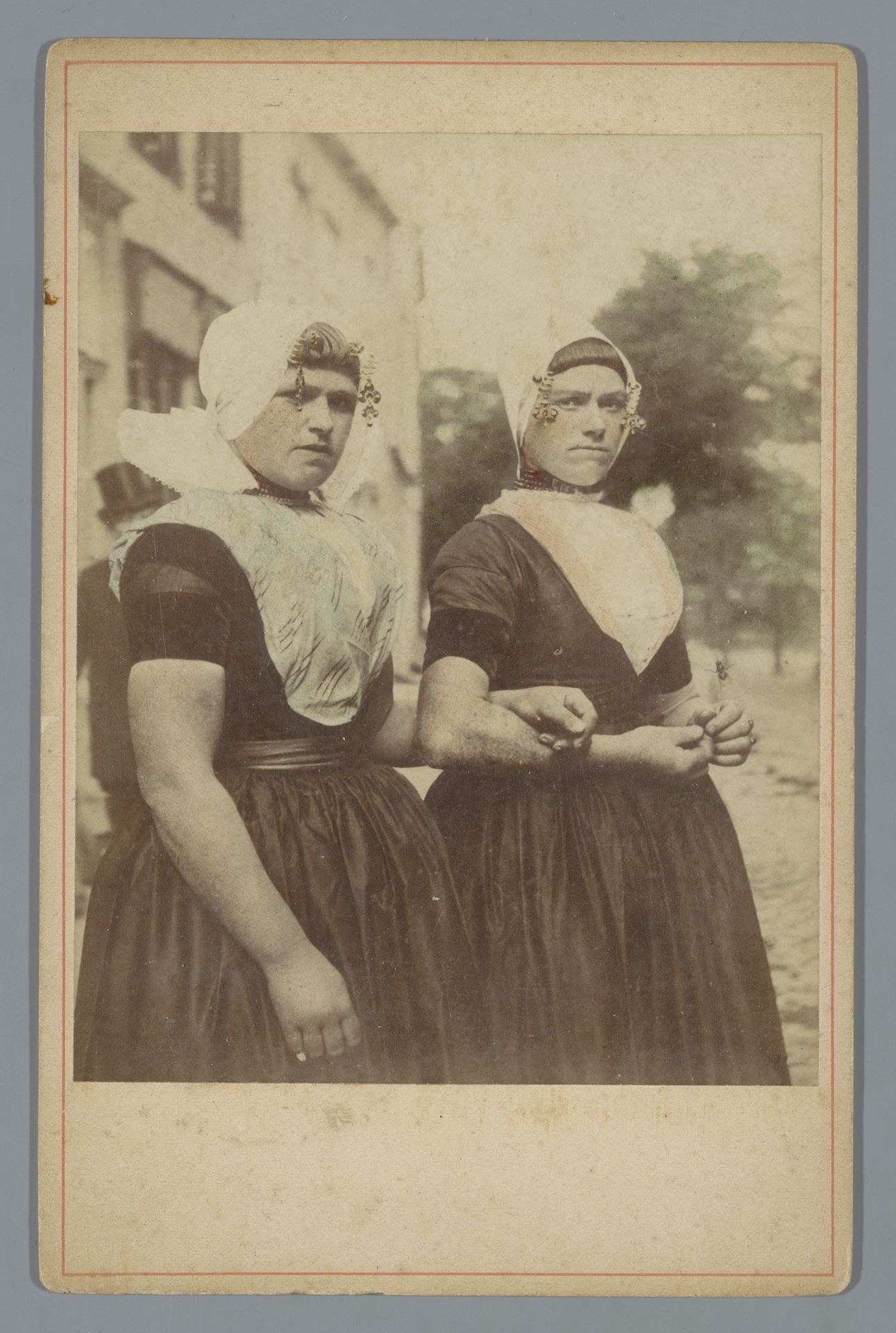 Portret van twee onbekende vrouwen in klederdracht van Walcheren by Anonymous