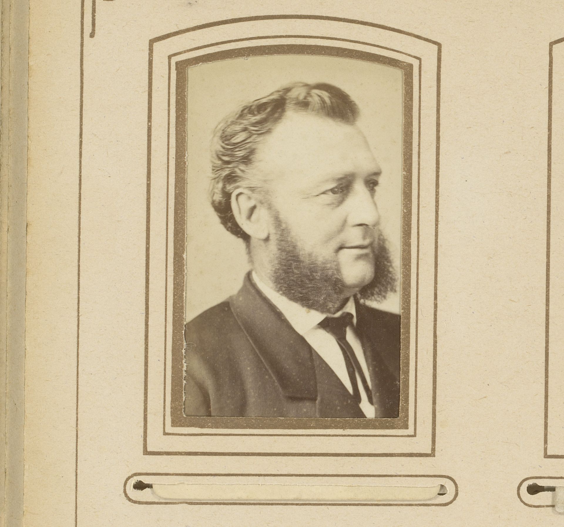Portret van een man met bakkenbaarden by Bernardus Bruining