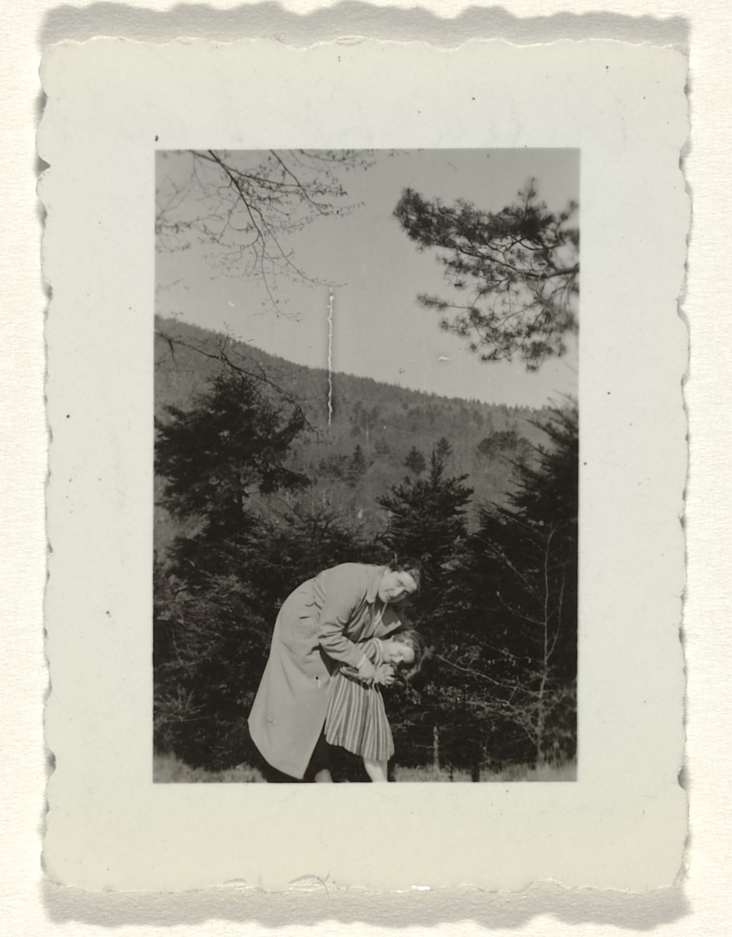 Knuffelende Else Wachenheimer en Isabel Wachenheimer in de bergen bij Baden-Baden by Anonymous