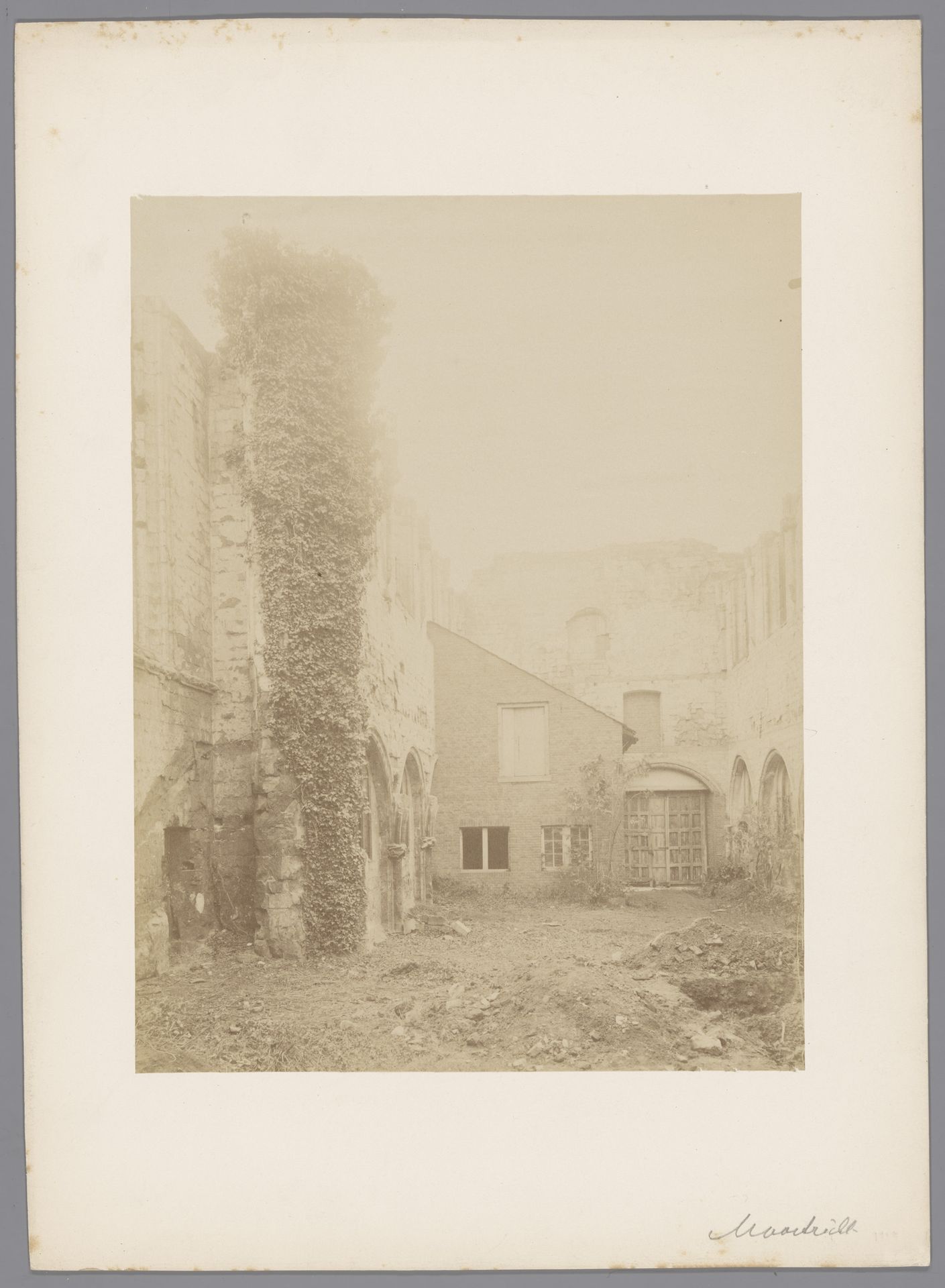 Gezicht op het schip van de kerk bij het oude Beyart klooster te Maastricht by anoniem (Monumentenzorg)