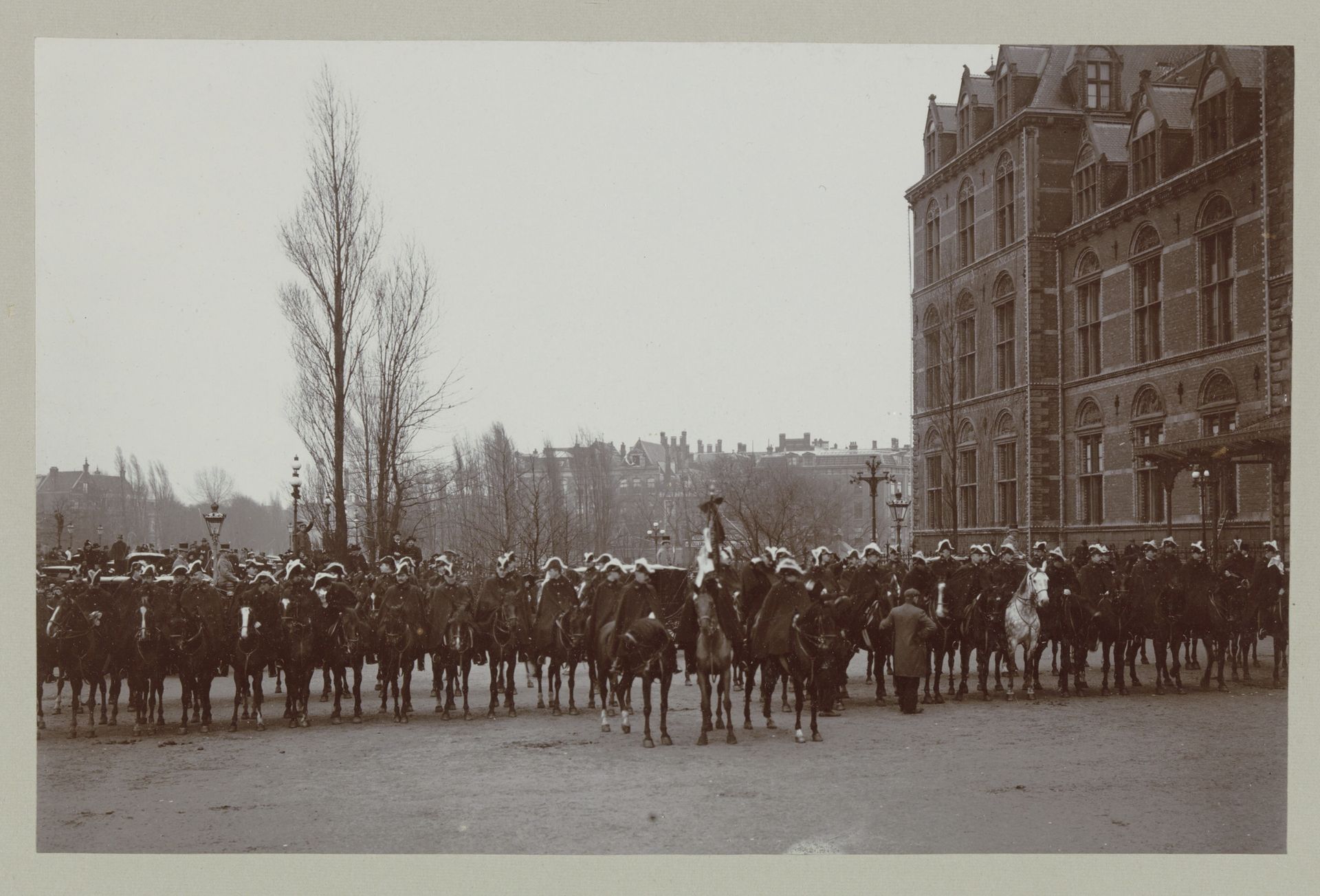 Ere-escorte van Amsterdamse burgers bij de inhuldiging van koningin Wilhelmina by Albert Greiner