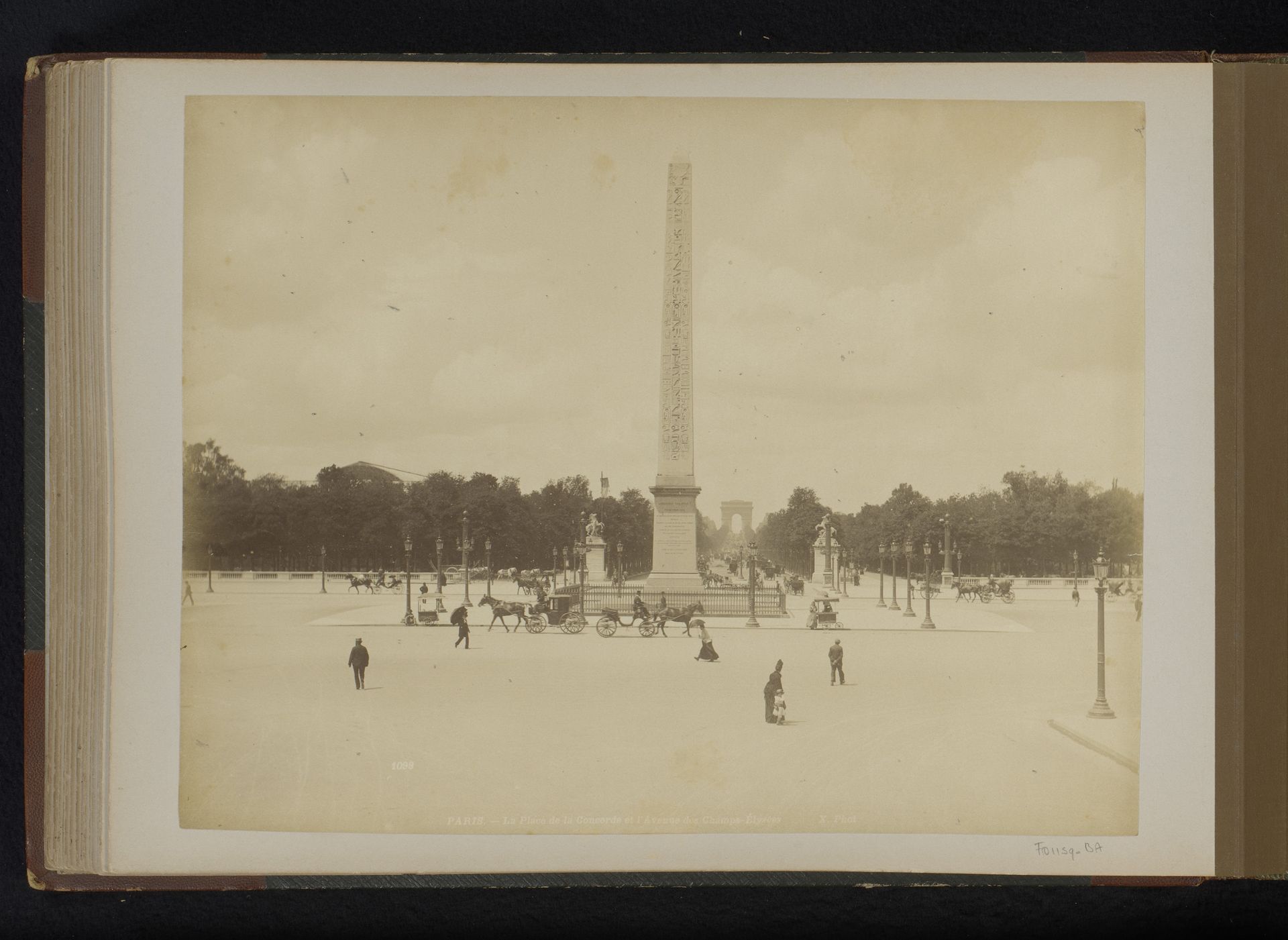 Gezicht op Place de la Concorde met de Luxor obelisk en in de verte de Avenue des Champs-Élysées in Parijs by X phot.