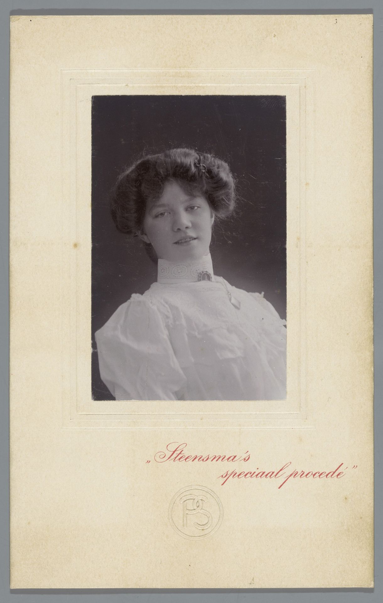 Portret van een onbekende vrouw by P. Steensma