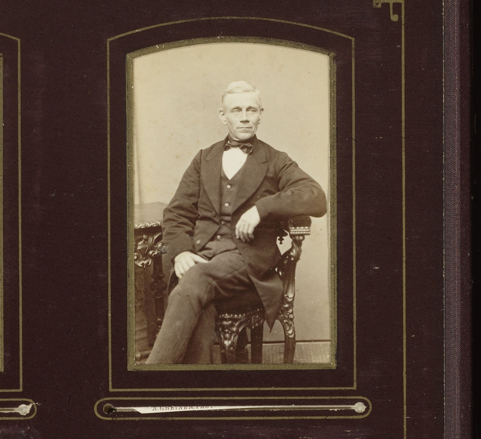 Portret van een man, zittend op een stoel by Albert Greiner