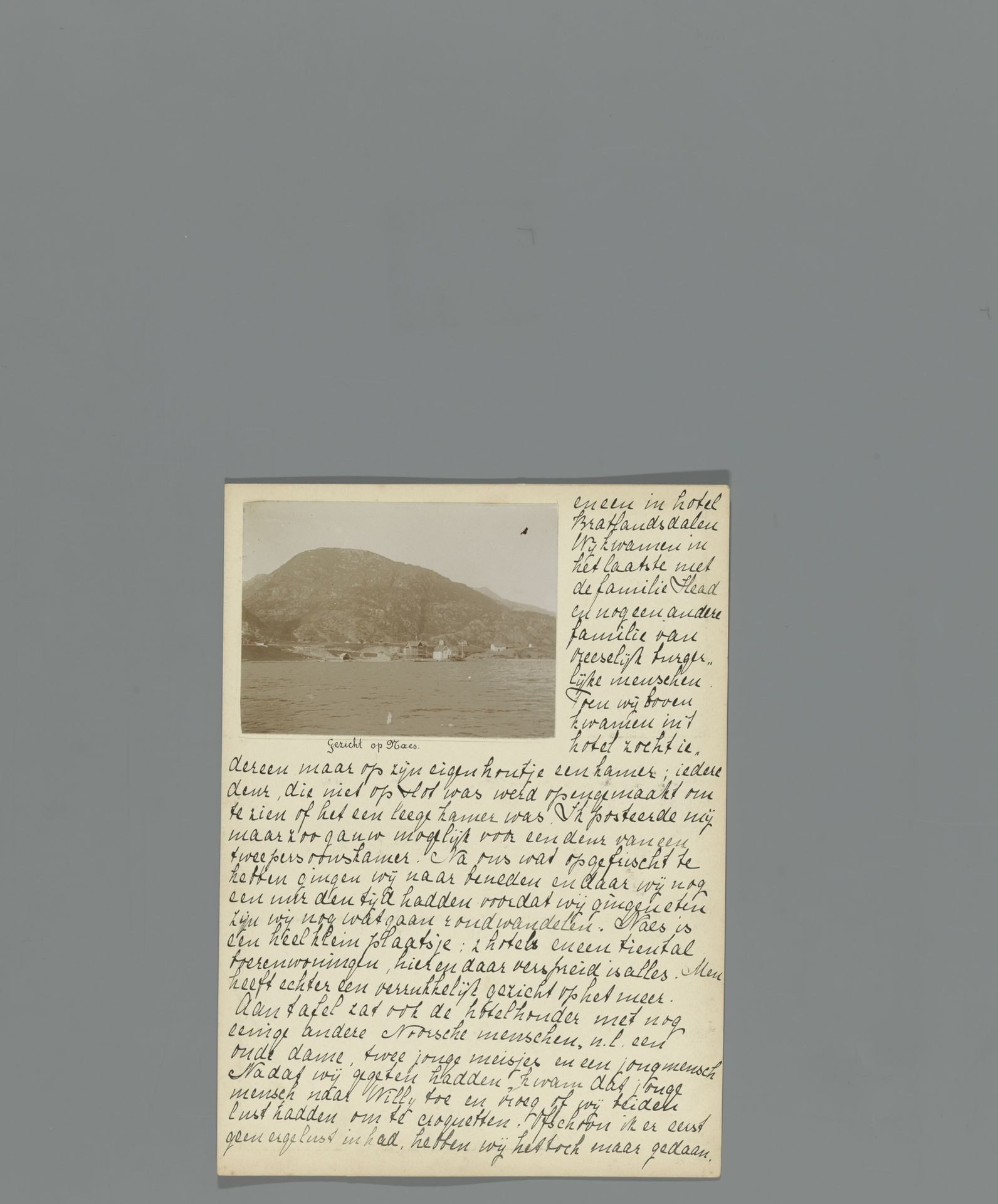 Dertiende pagina van een dagboek van een reis door Noorwegen met een foto met een gezicht op een dorp bij Suldal by Hendrik Herman van den Berg