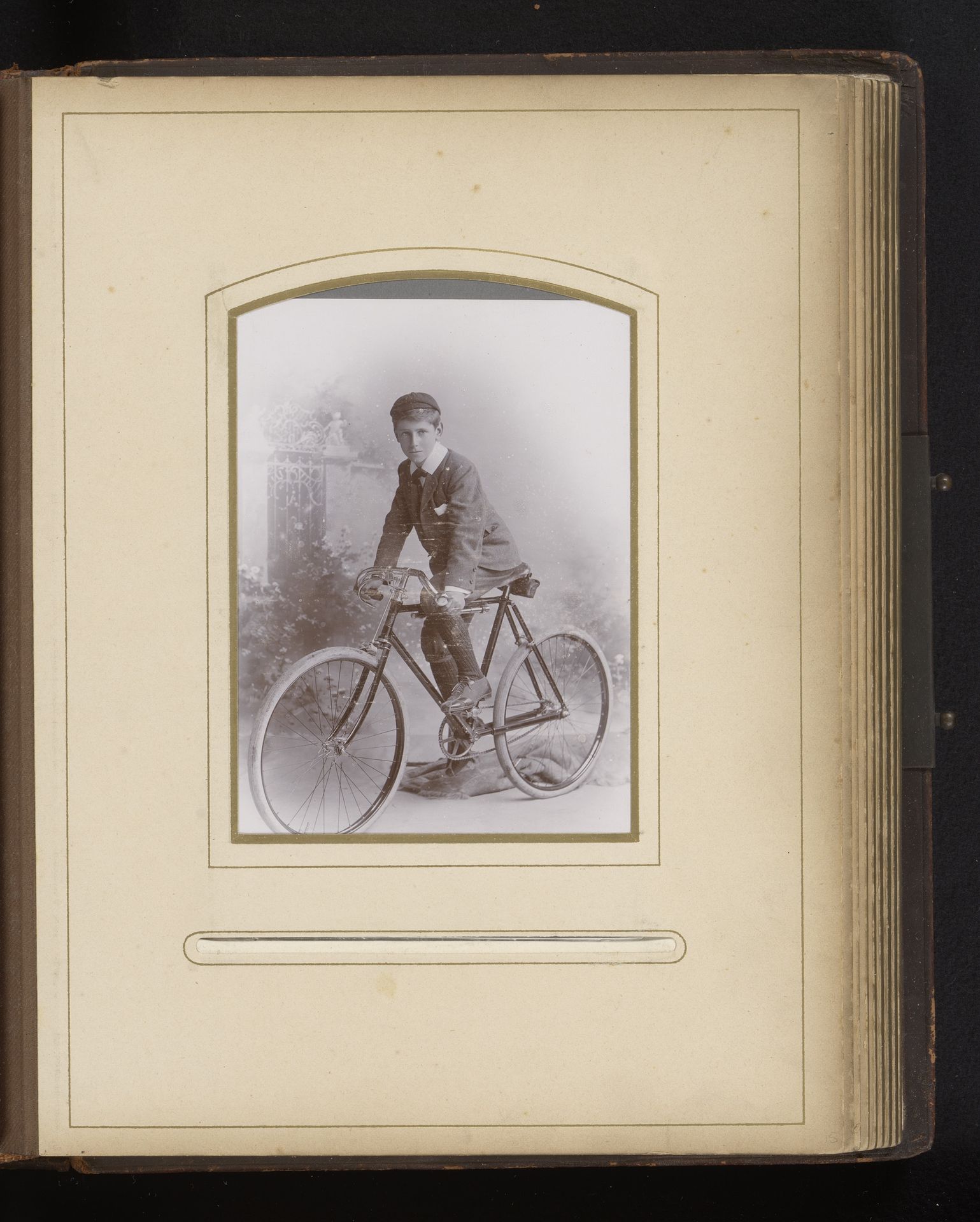 Portret van een jongen op een fiets by Walter Martin