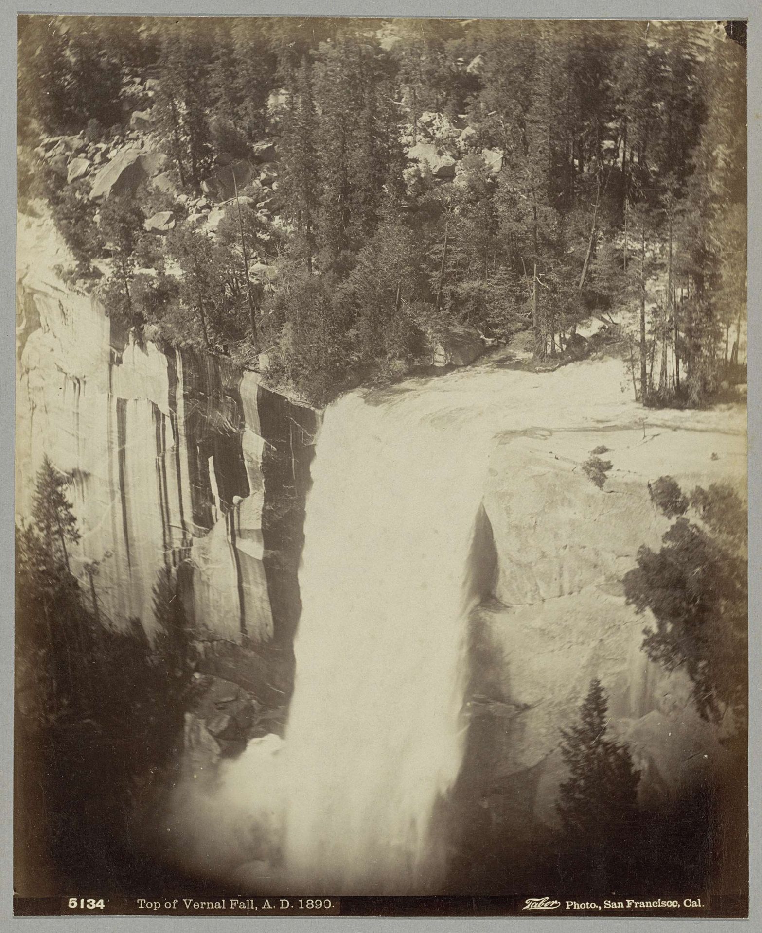 Rand van de Vernal-waterval in Yosemite National Park by Isaiah West Taber