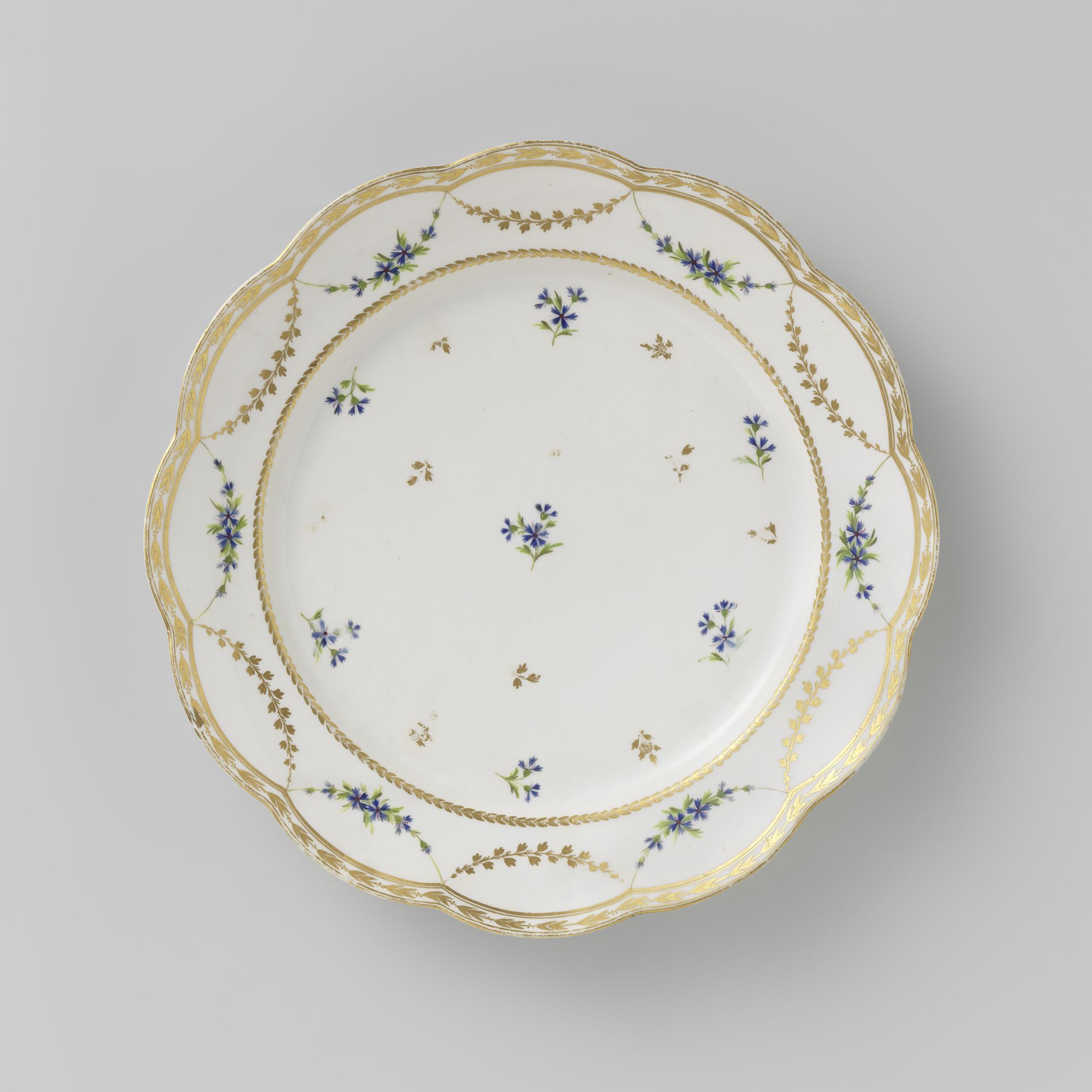 Geschulpte schotel of bord van beschilderd porselein by Loosdrecht