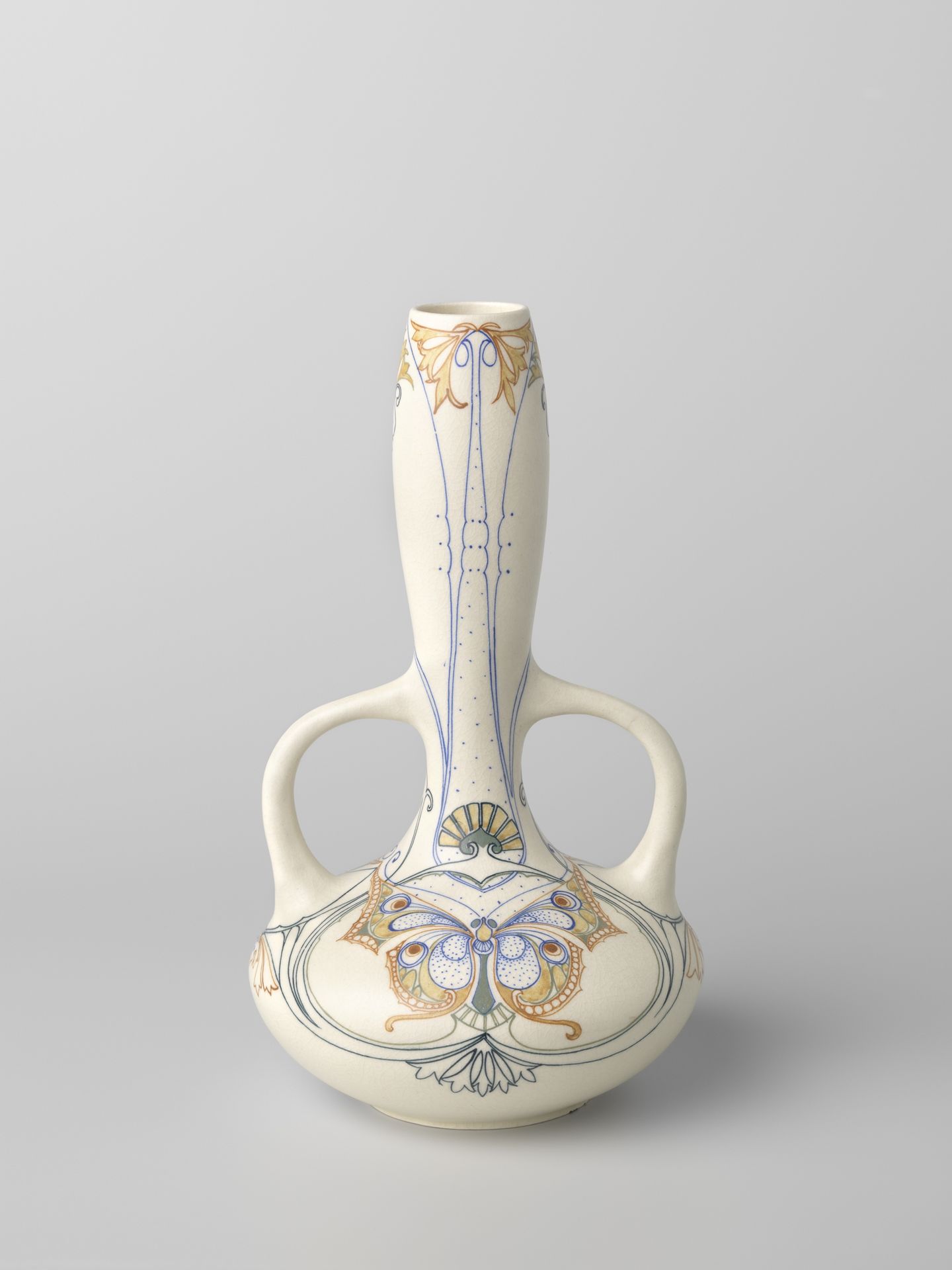 Vaas van aardewerk, beschilderd met vlinderachtige motieven, palmetten etc. by Plateelbakkerij Arnhem